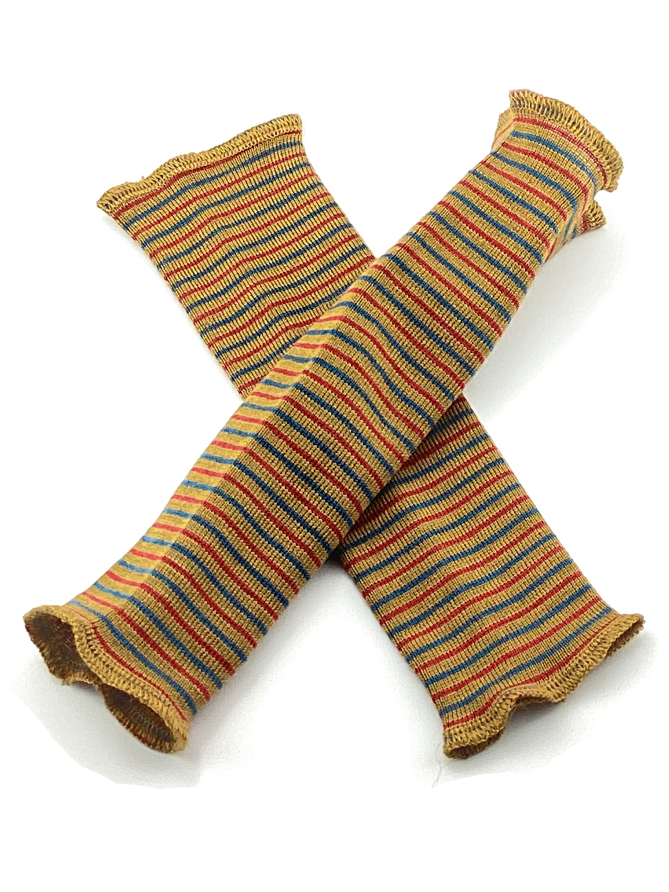 Bunte gestreifte Armstulpen aus Strickmaterial Zwei orange, gelb, rot und blau gestreifte Armstulpen aus Strickstoff