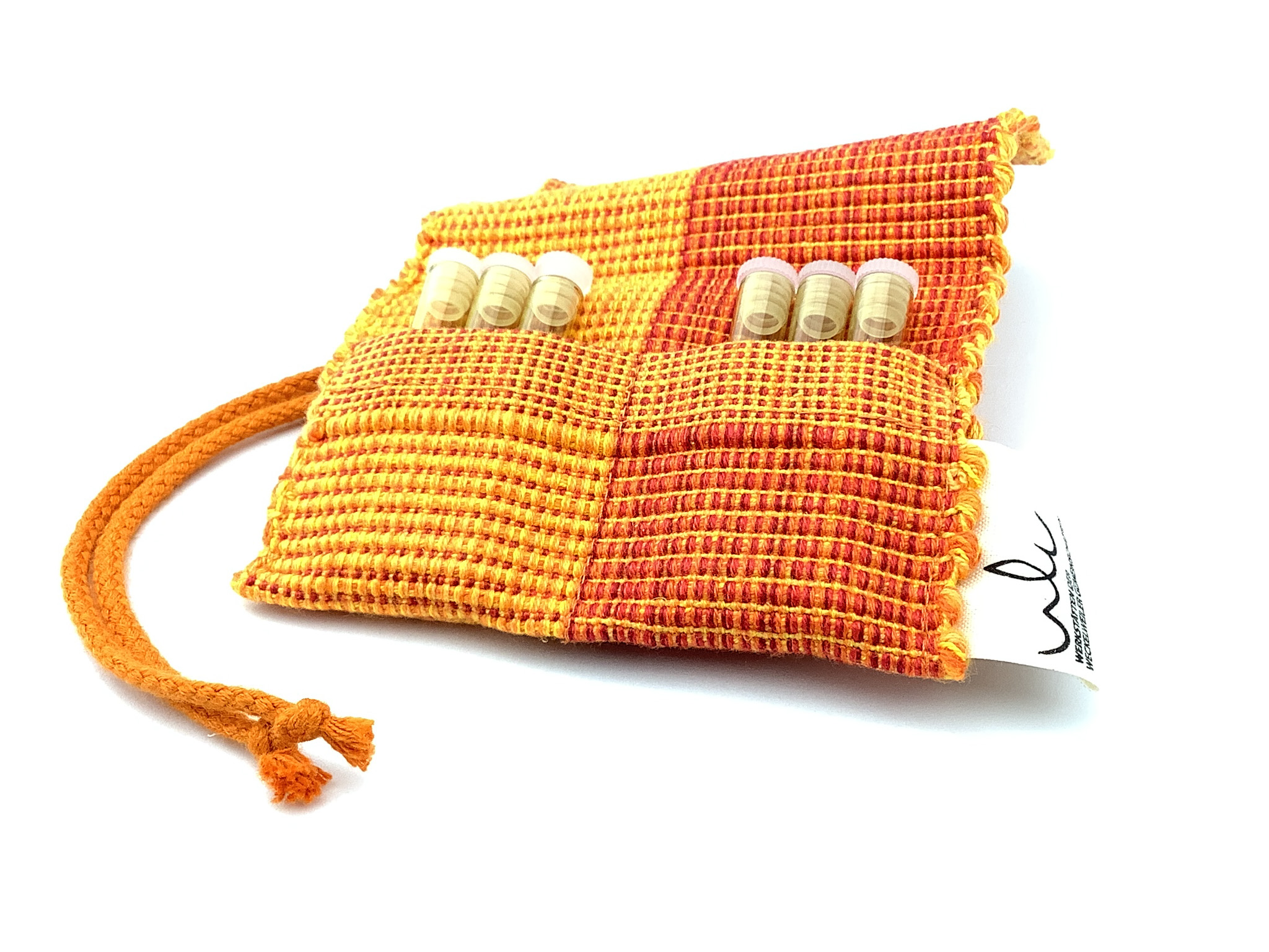Handgefertigtes Etui aus orange-rotem Stoff mit Röhrchen Ein handgefertigtes Etui aus orange-rotem Stoff mit kleinen Röhrchen in den Taschen