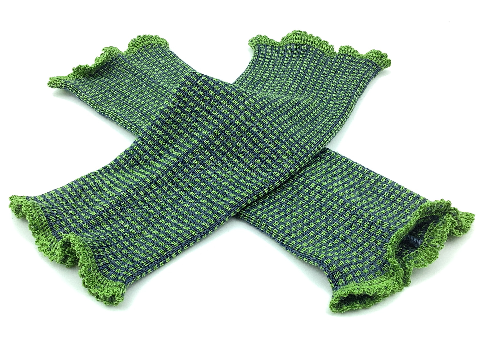 Zwei handgestrickte Pulswärmer in grün-blauer Farbe mit dekorativen Rüschen