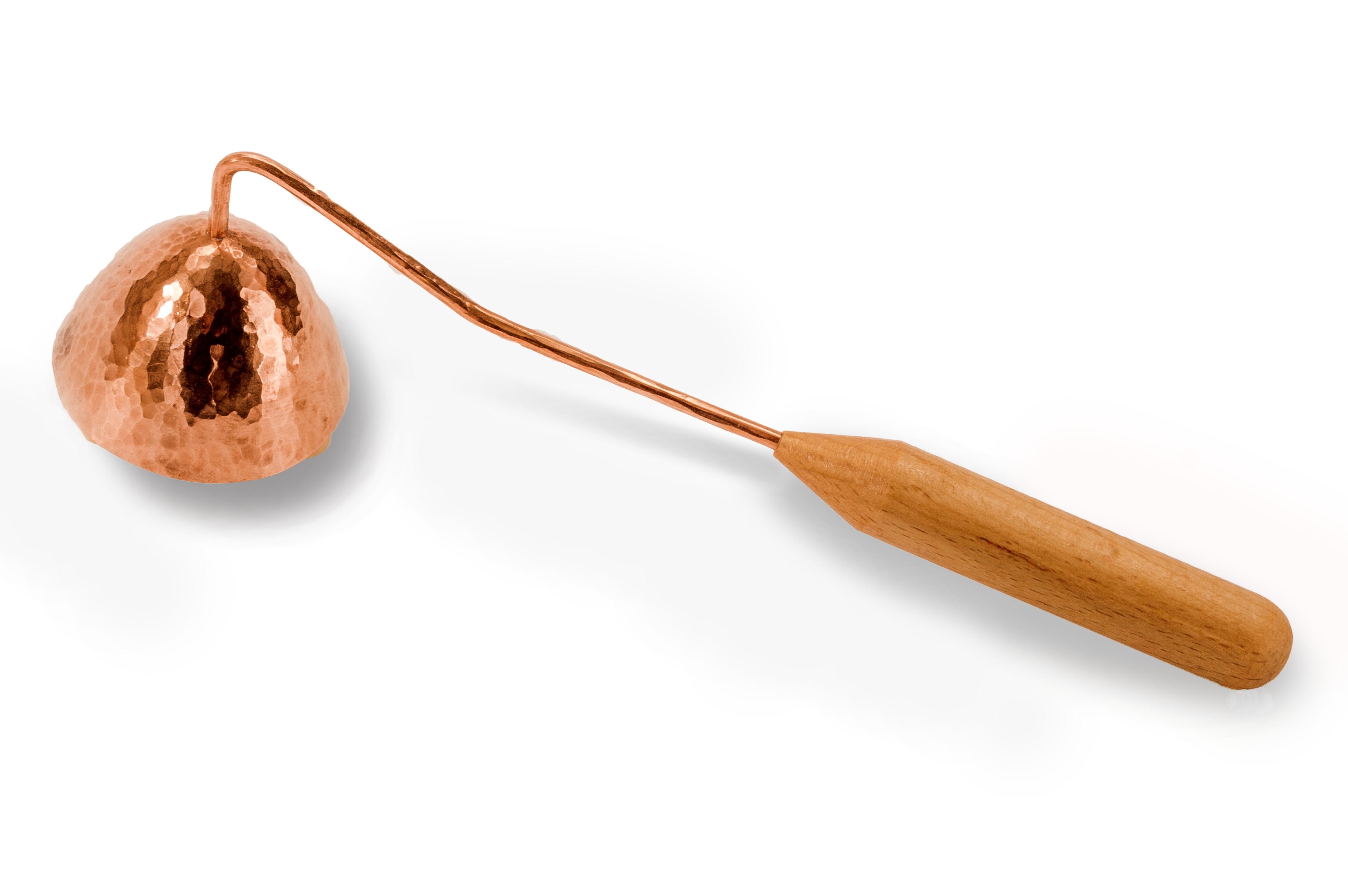Kupfer-Wächter, ideal für Gartenpflege und Unkrautentfernung Ein handgefertigter Kupfer-Wächter mit Holzgriff, verwendet zur schonenden Gartenpflege und Unkrautentfernung.