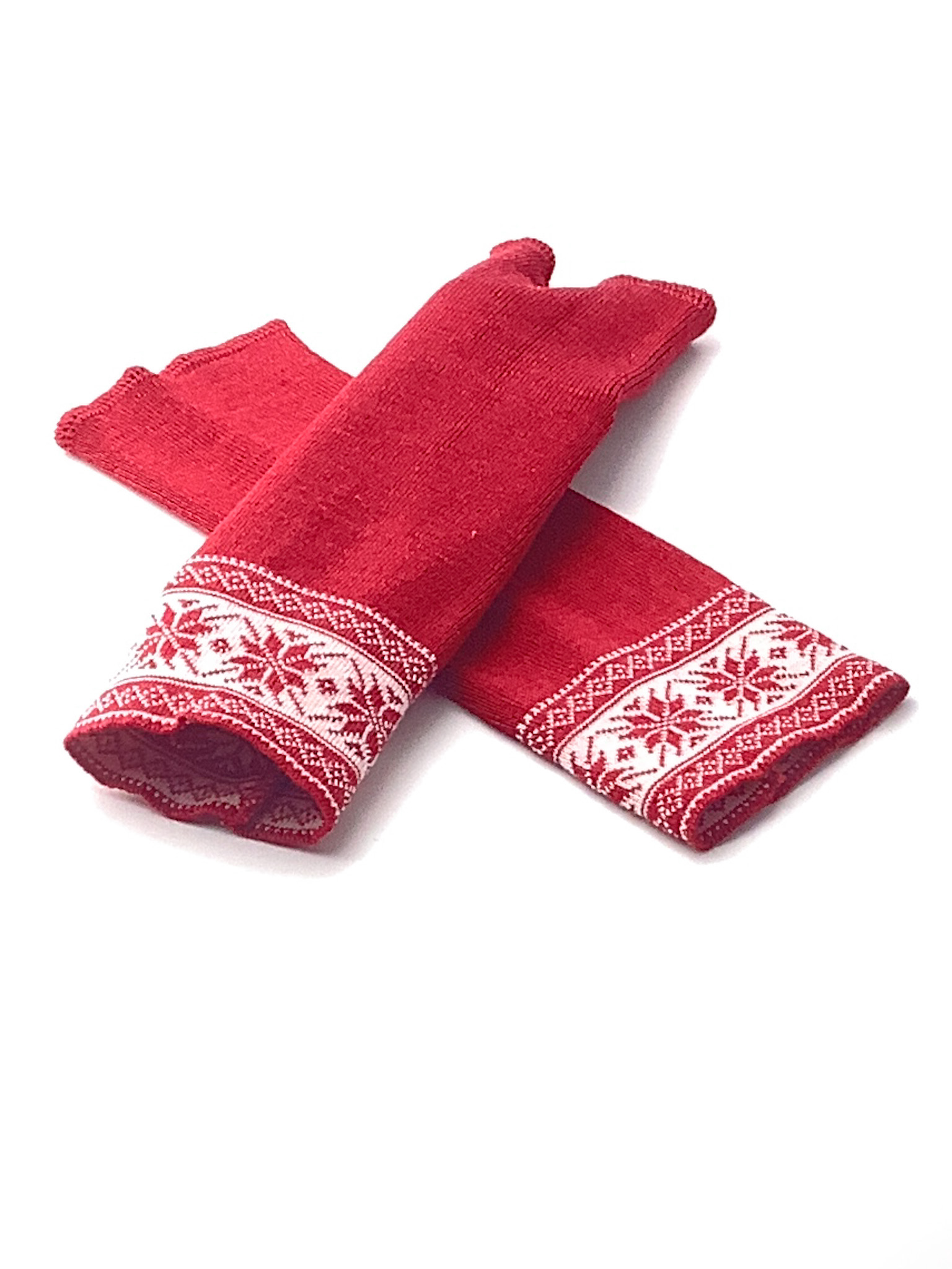 Rote Strickstulpen mit winterlichem Muster Rote gestrickte Stulpen mit weißem, winterlichem Muster auf weißem Hintergrund