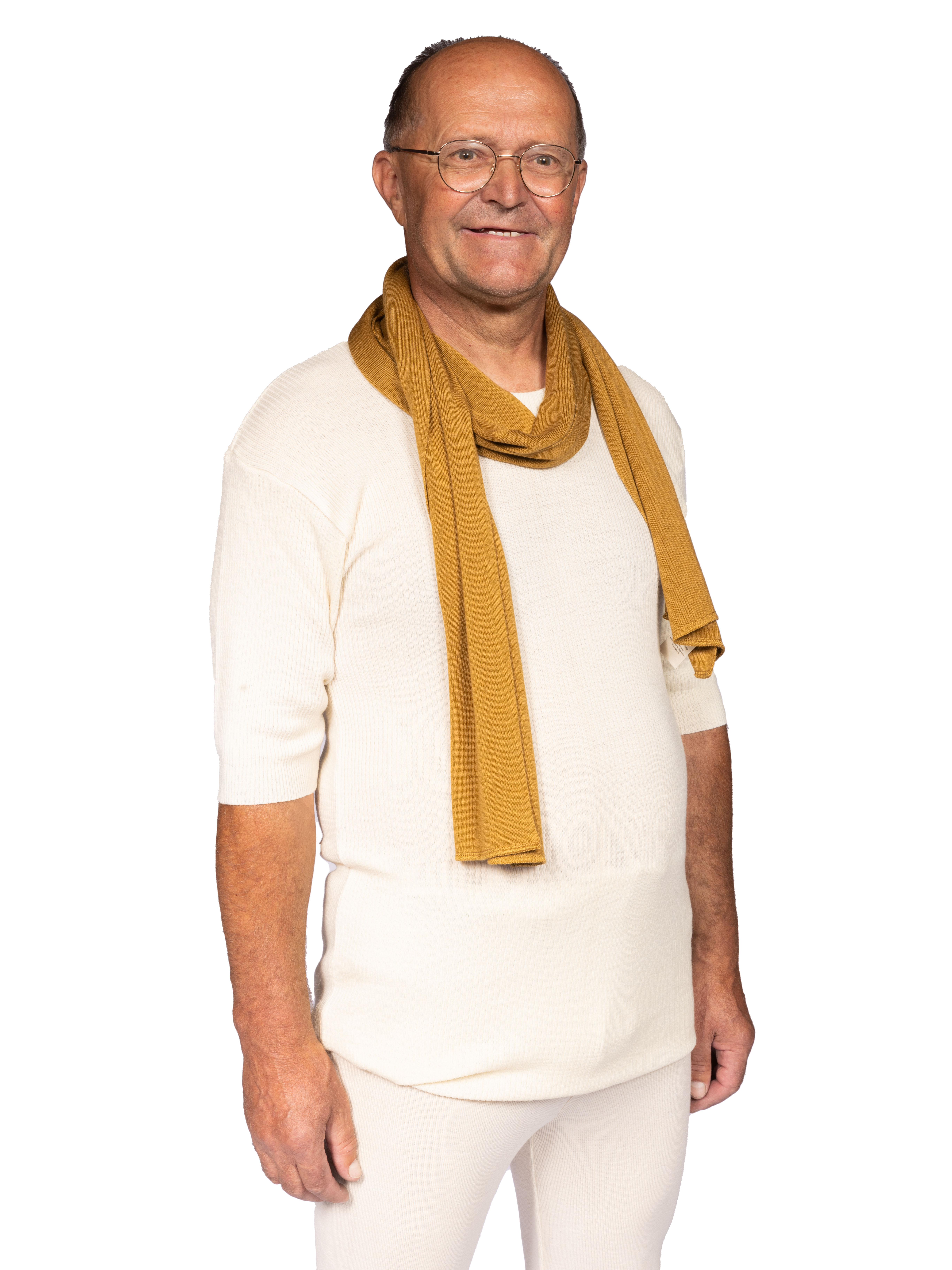 Herrenmode: Weißer Pullover mit senfgelbem Schal Älterer Mann in weißem Pullover und senfgelbem Schal