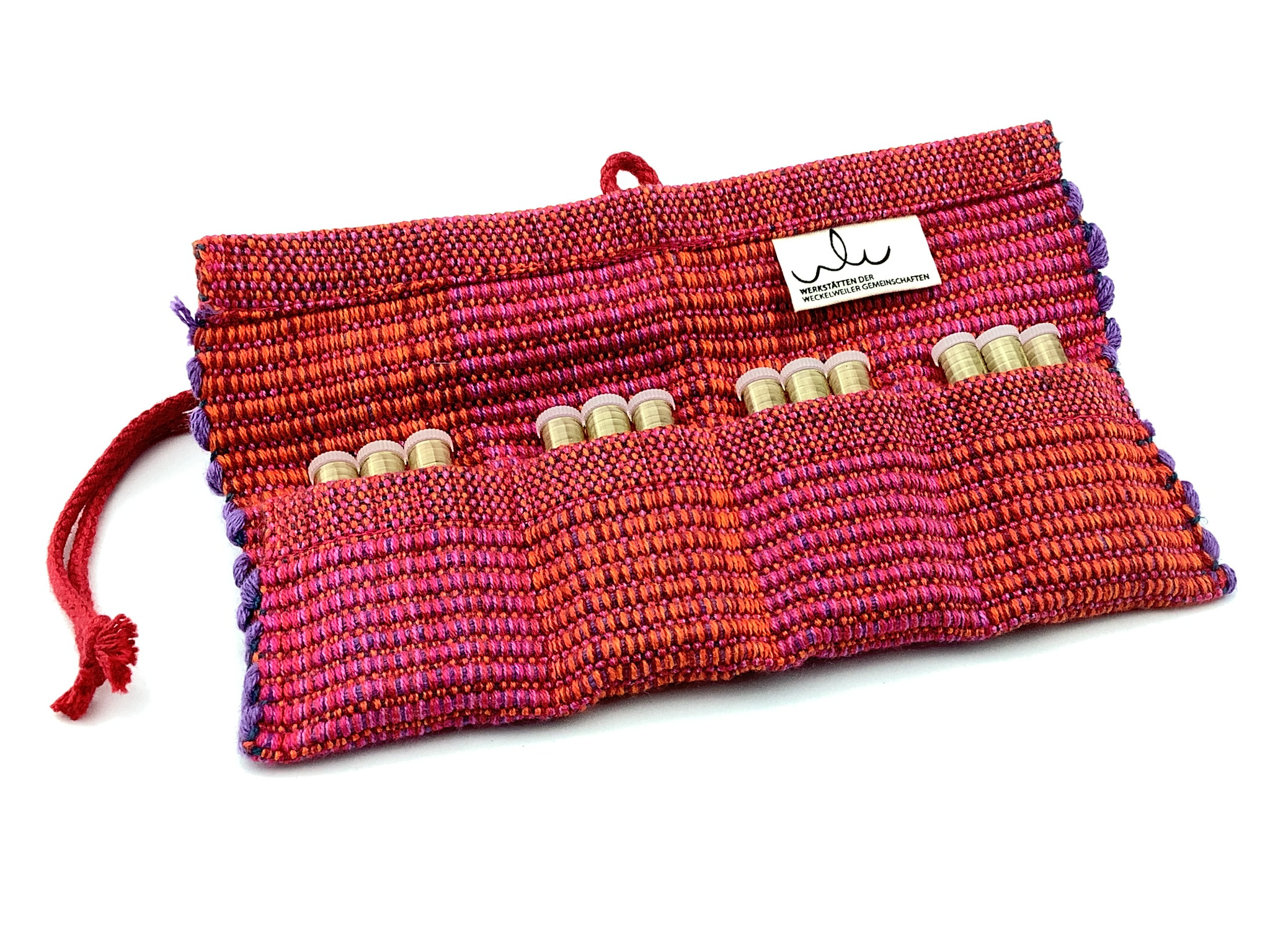 Handgefertigte rote und violette Stifttasche Eine handgefertigte rote und violette Tasche mit mehreren Fächern für kleine Gegenstände