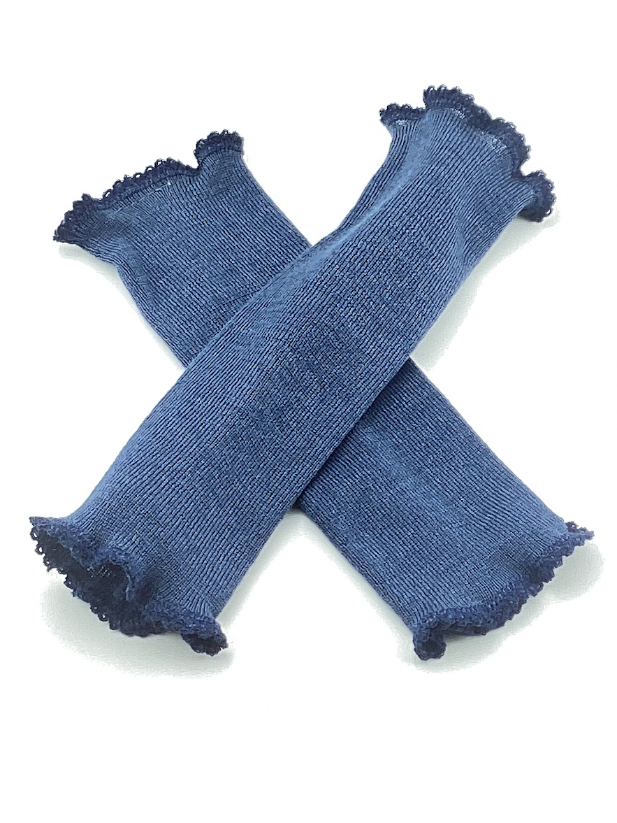 Blaue gestrickte Armstulpen mit dekorativen Kanten Ein Paar blaue gestrickte Armstulpen mit dekorativen Rändern, übereinander gekreuzt auf weißem Hintergrund