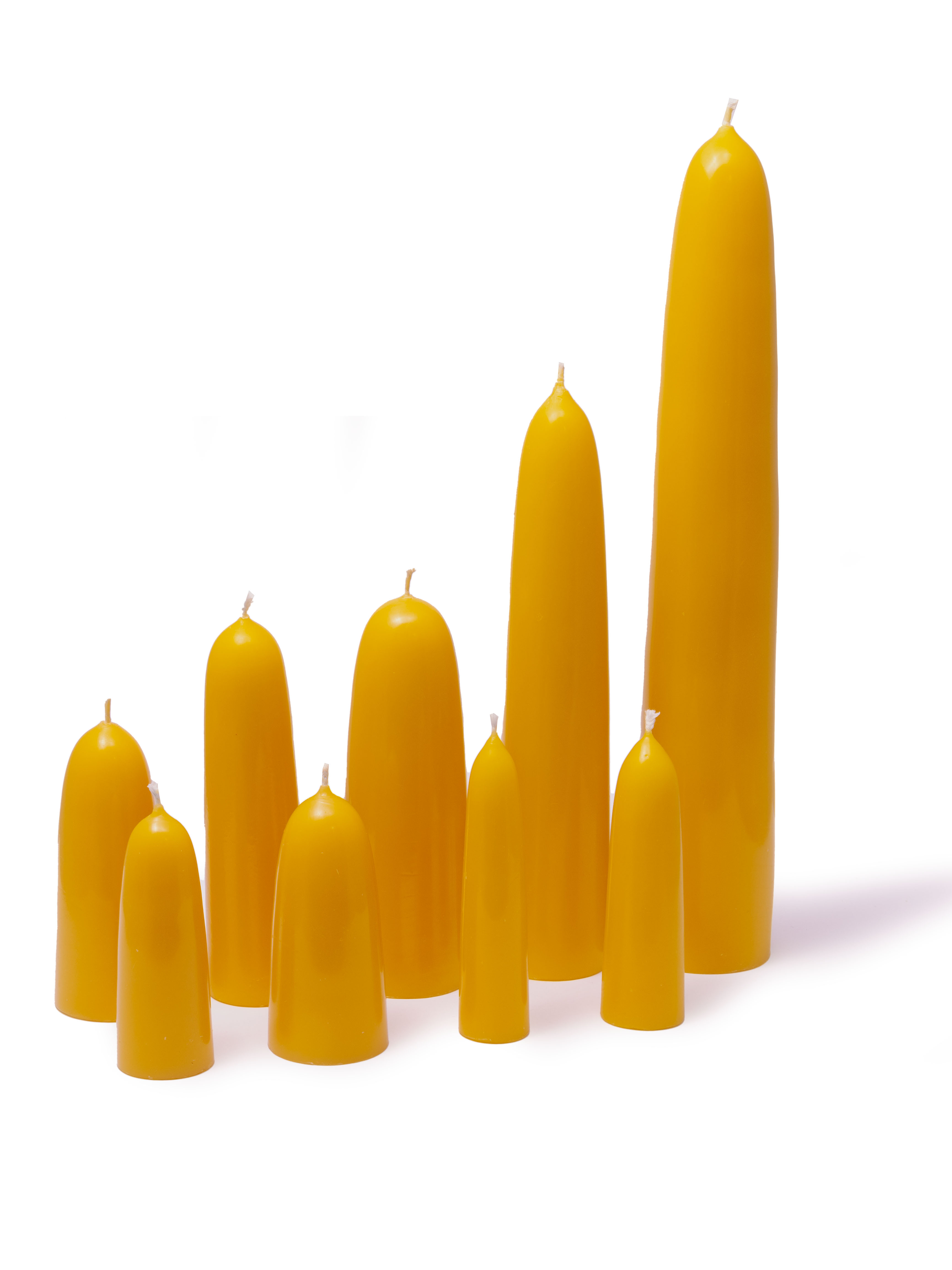 Gelbe Stabkerzen in verschiedenen Höhen Mehrere gelbe Stabkerzen in unterschiedlichen Größen auf weißem Hintergrund