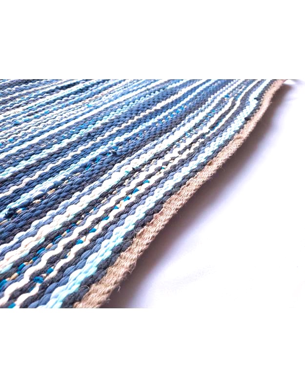 Gestreifter Teppich aus Baumwolle in Blau- und Brauntönen Nahaufnahme eines gestrickten Teppichs mit blauen, weißen und braunen Streifen auf einem hellen Untergrund