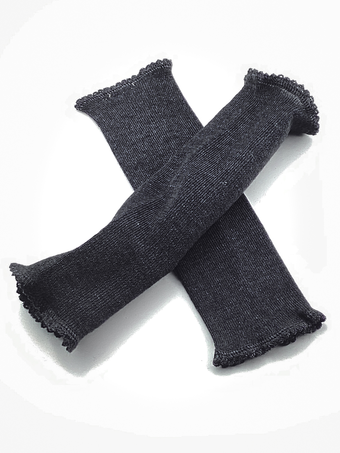 Dunkelgraue Armstulpen aus Strickmaterial Ein Paar dunkelgraue Armstulpen aus weichem Strickmaterial, übereinandergelegt