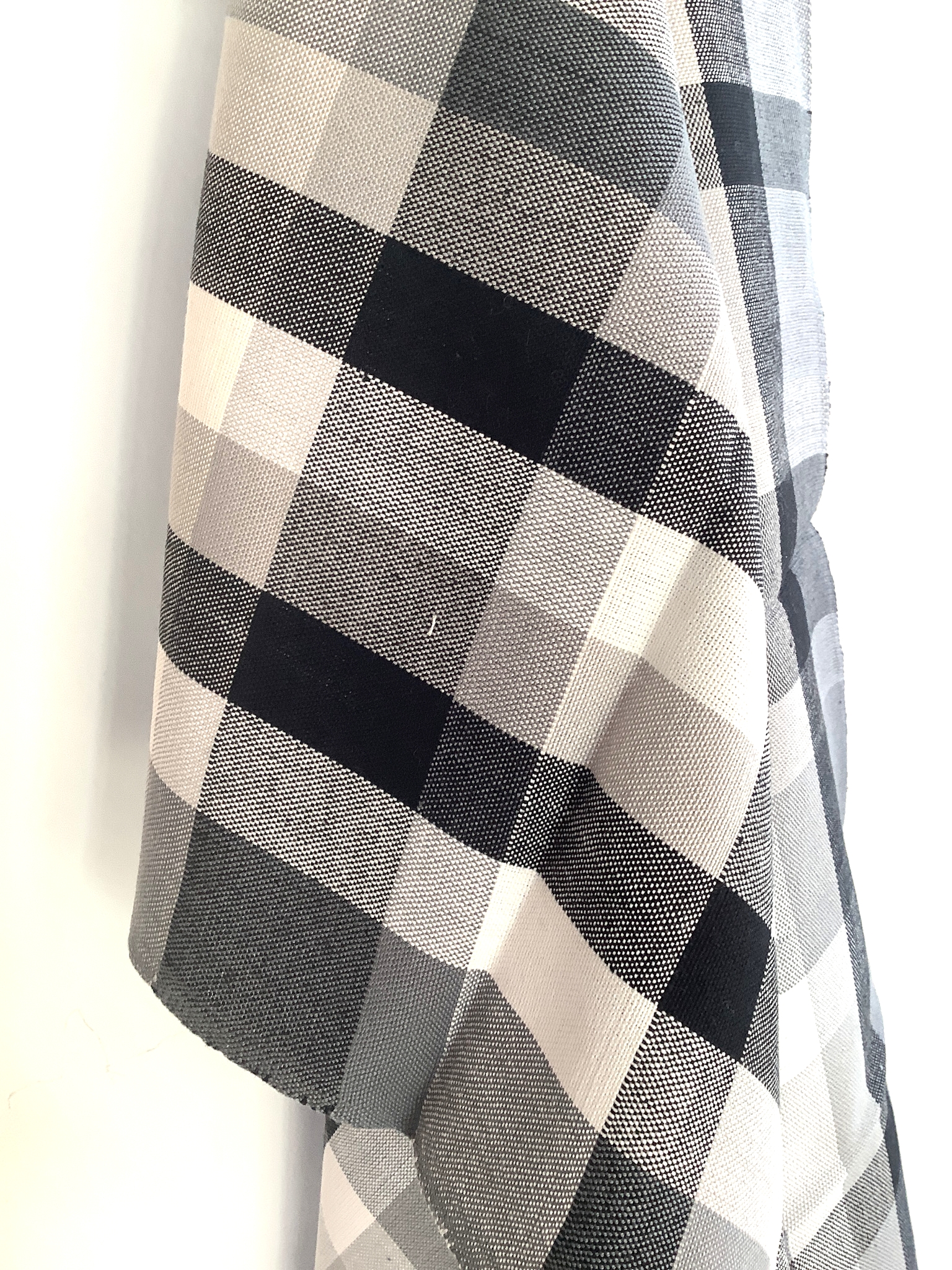 Detailansicht eines dichten Baumwollstoffs mit großem Karomuster in Schwarz, Grau und Weiß