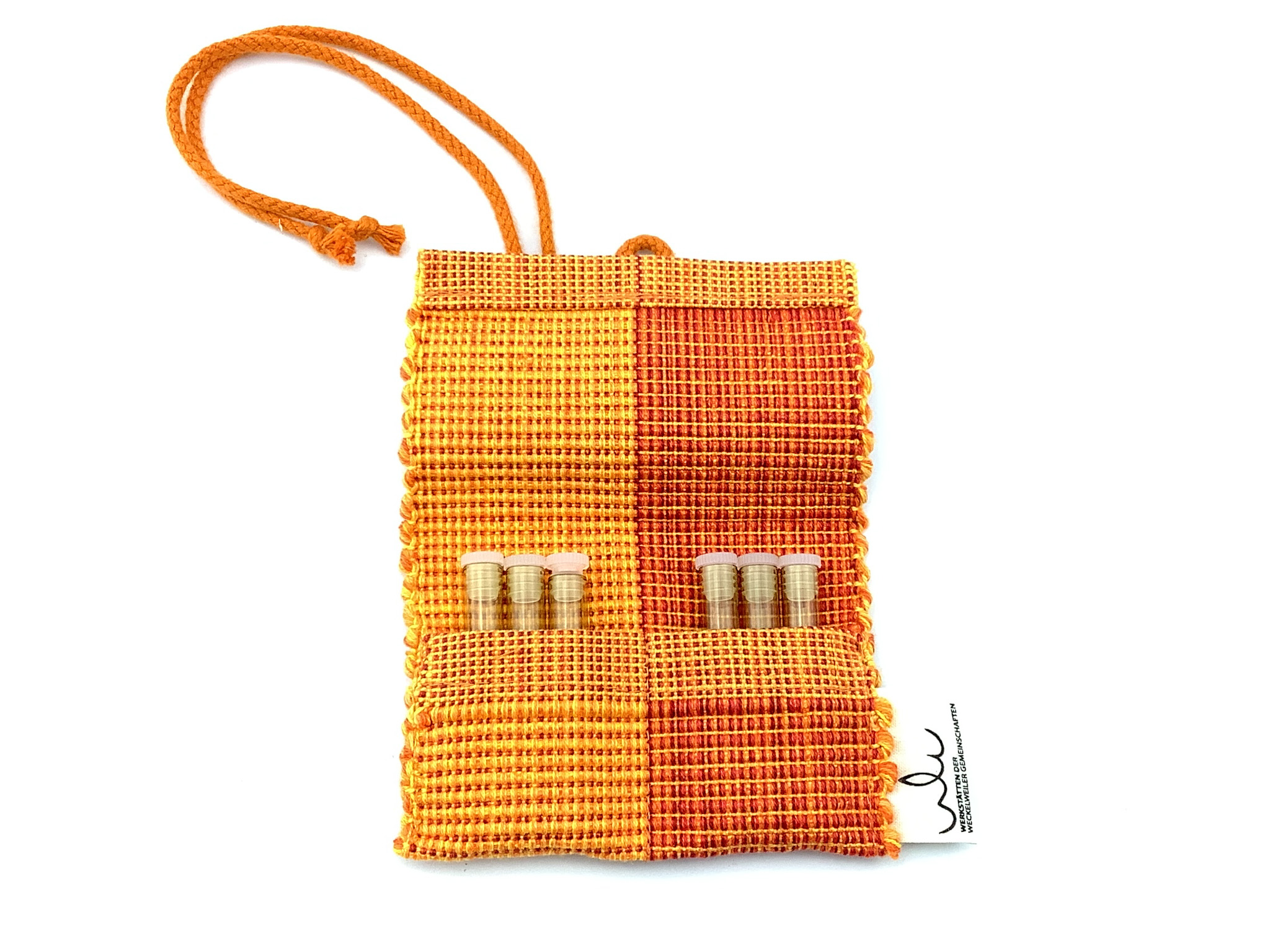 Handgemachte orange-rote Stricktasche mit kleinen Röhrchen Orange-rote Stricktasche mit kleinen Röhrchen, oben mit Kordel