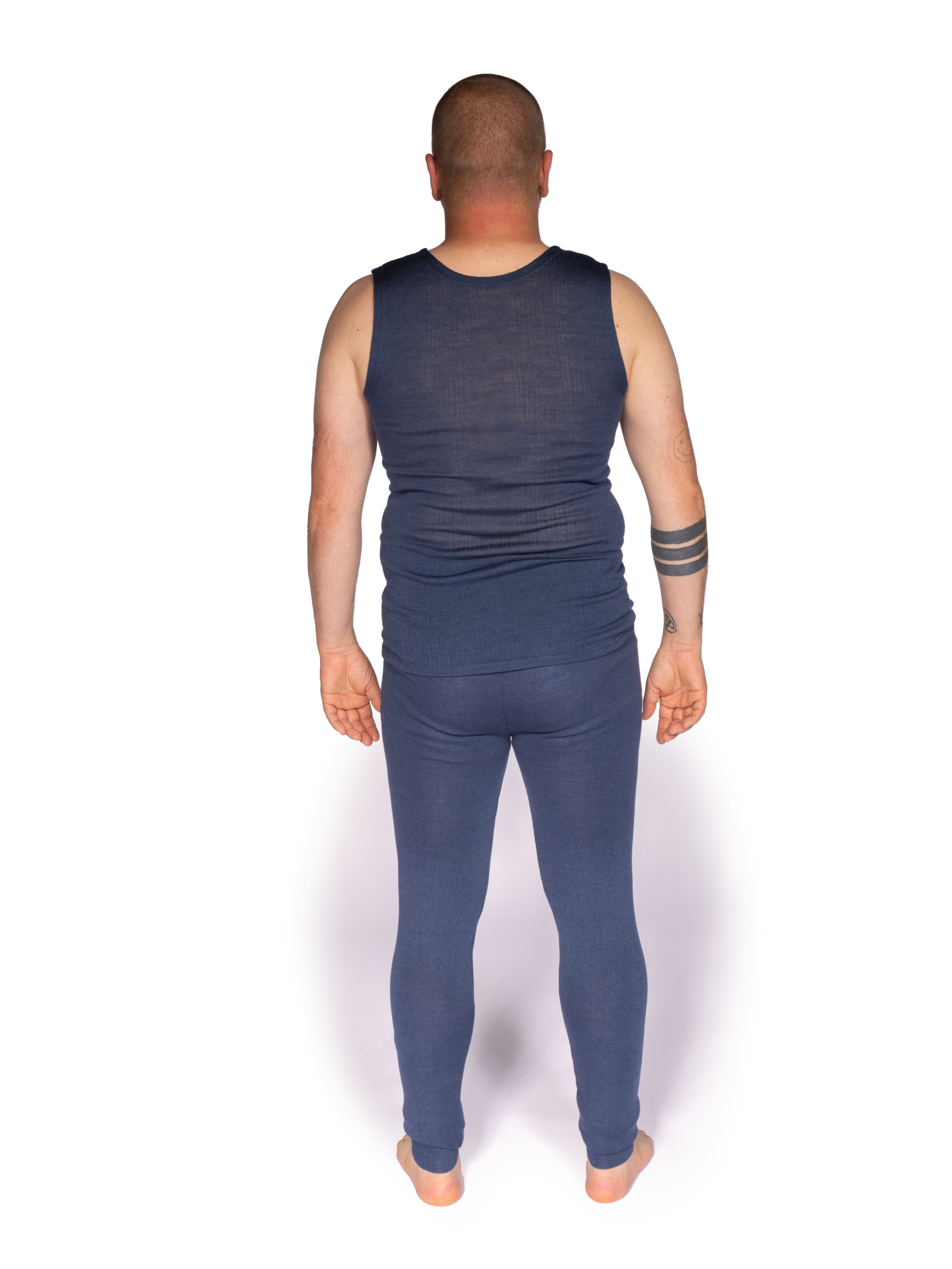 Rückansicht von Mann in blauer Unterwäsche Mann in blauer Unterwäsche von hinten gesehen