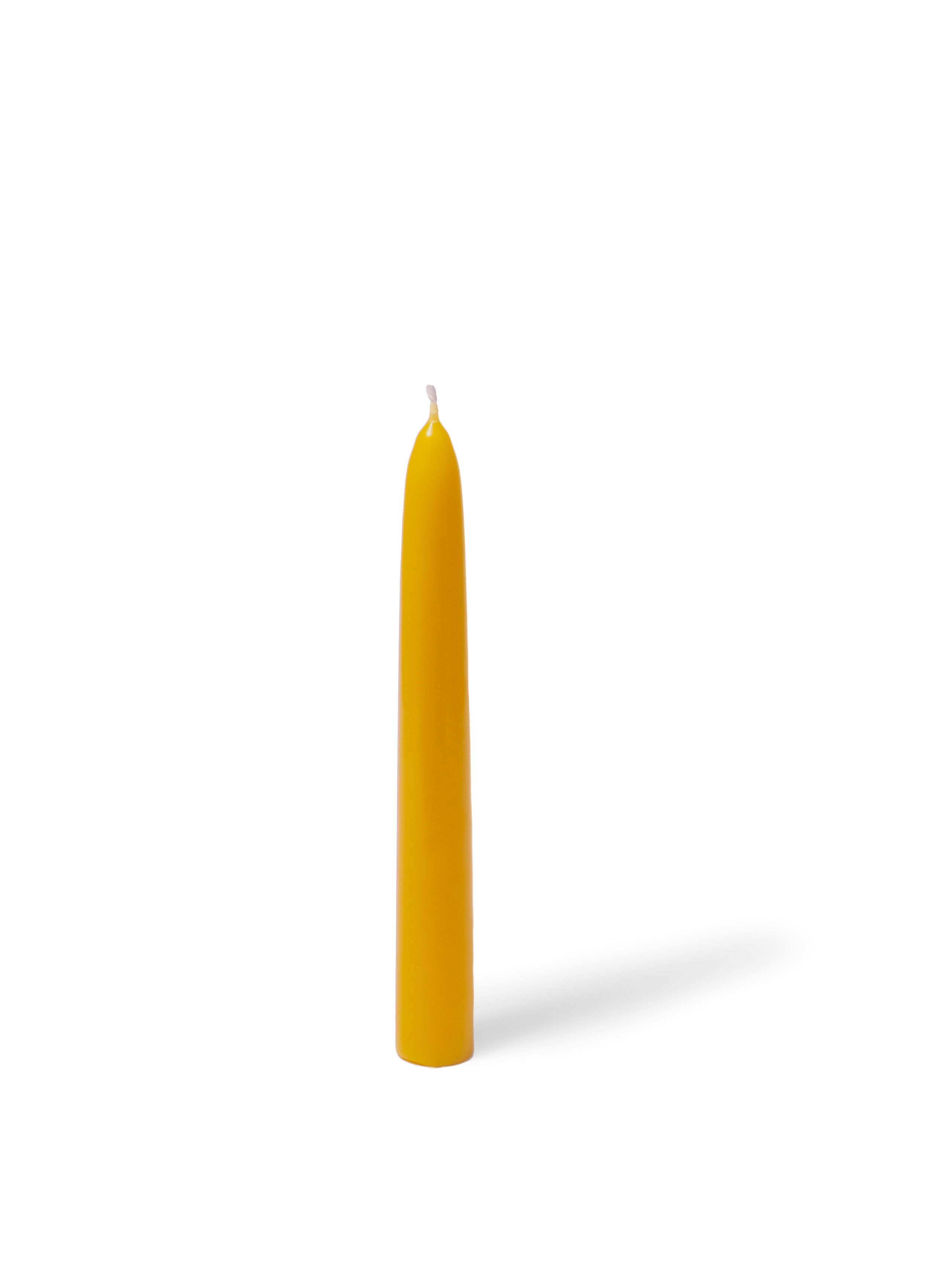Gelbe Stabkerze für stimmungsvolle Beleuchtung Bild einer gelben Stabkerze auf weißem Hintergrund