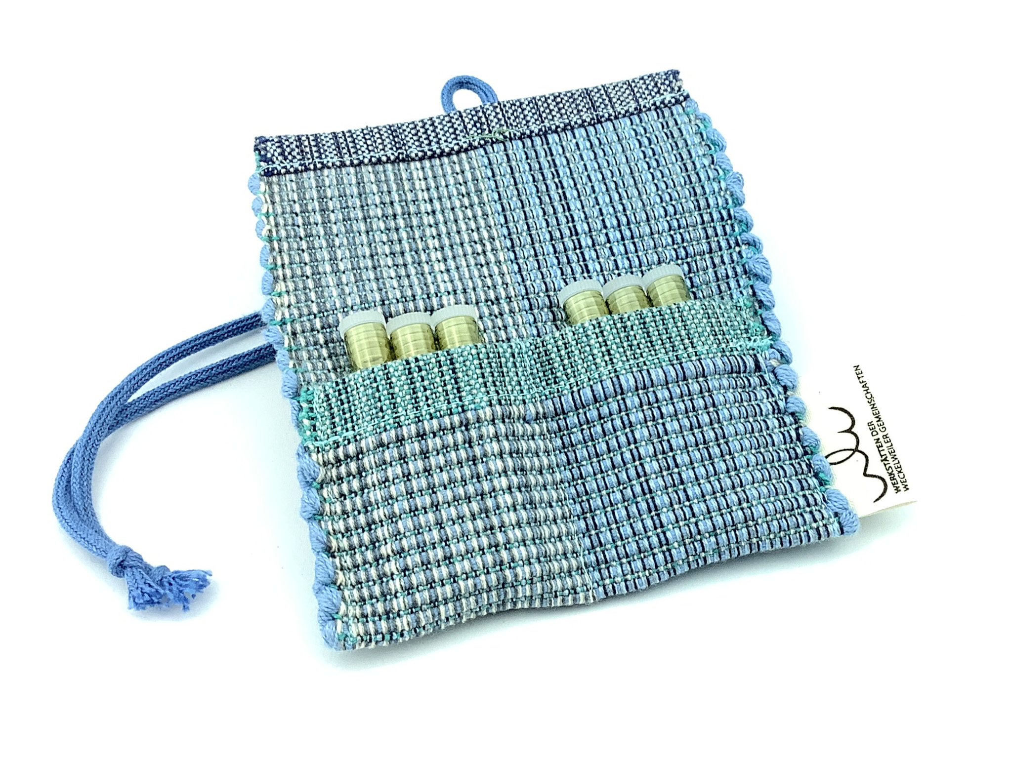 Handgefertigte blaue Tasche aus gewebtem Stoff mit Münzrollen Blaue handgewebte Tasche mit Münzrollen in der Mitte