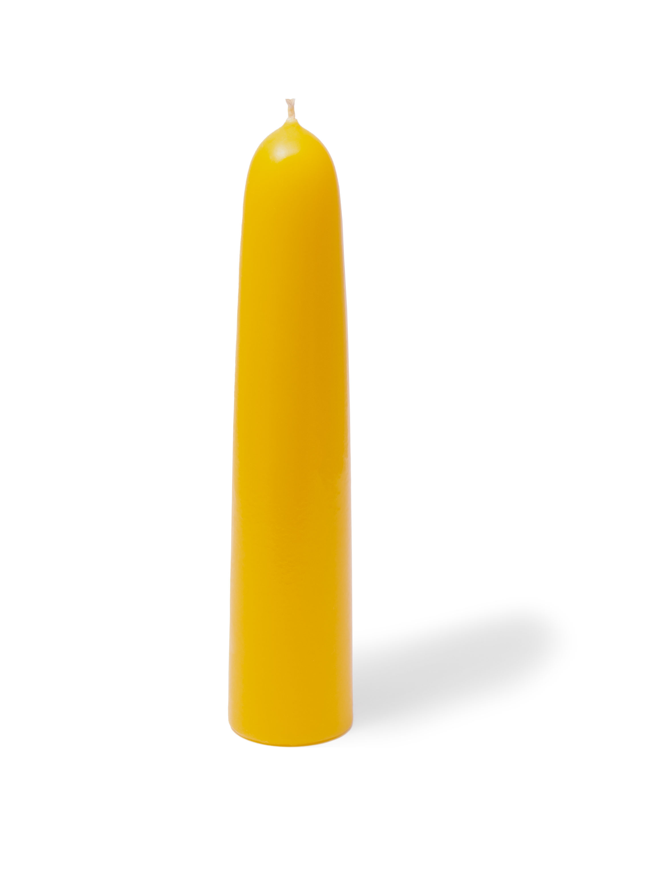 Gelbe Stabkerze - ideal für Stimmungsbeleuchtung Gelbe Stabkerze auf weißem Hintergrund