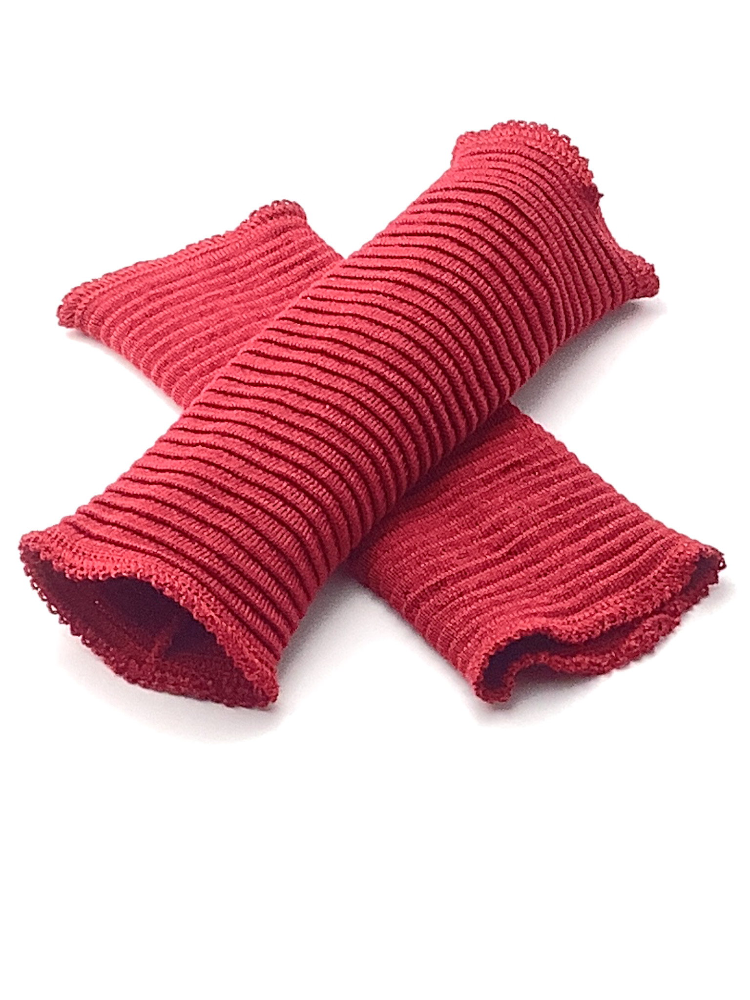 Weiche rote Strickstulpen für kalte Tage Ein Paar rote, gerippte Strickstulpen auf weißem Hintergrund