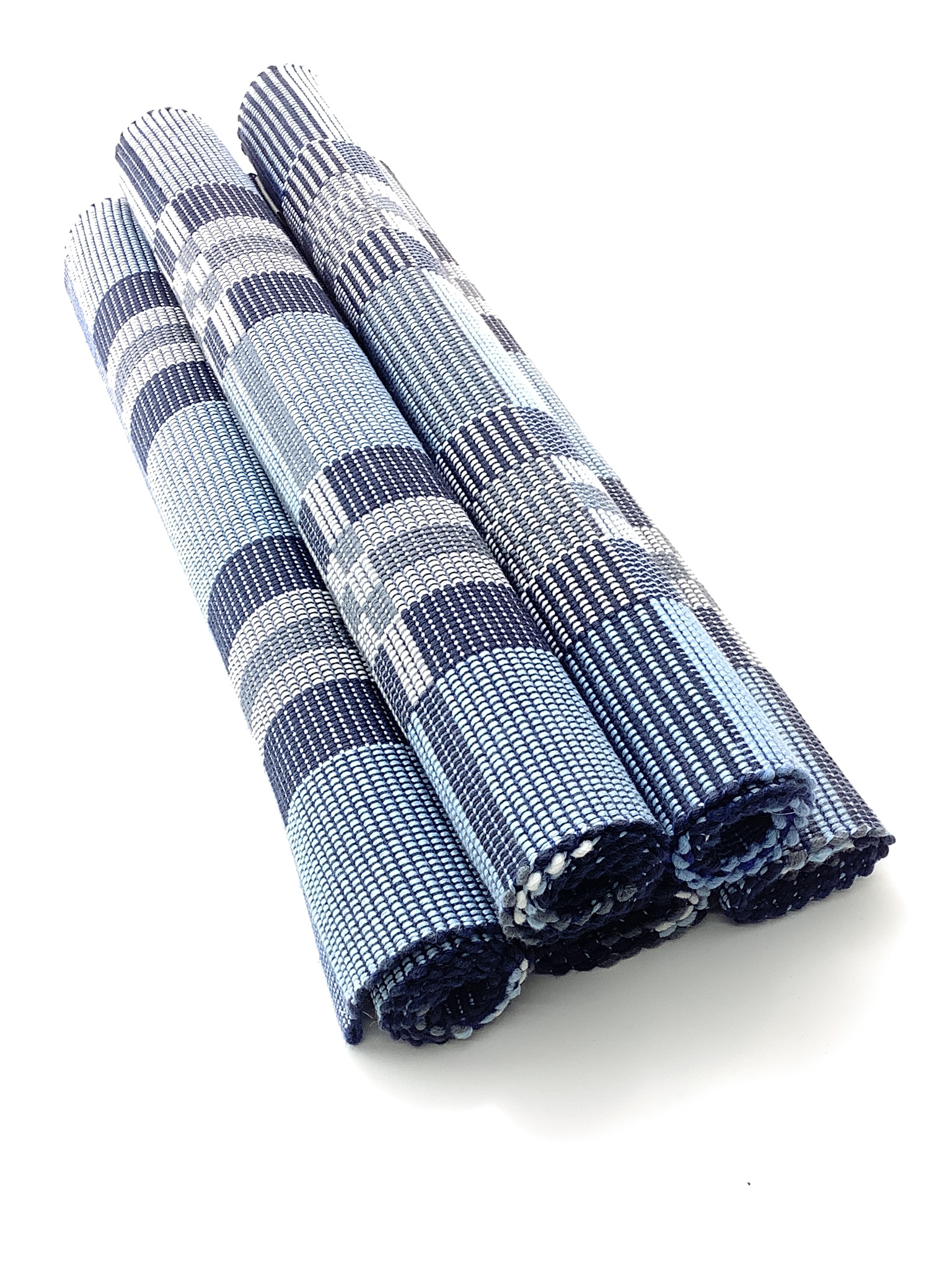Blaue gestreifte Tischsets aus Stoff - 3er Set Drei zusammengerollte, blaue gestreifte Tischsets aus Stoff auf weißem Hintergrund