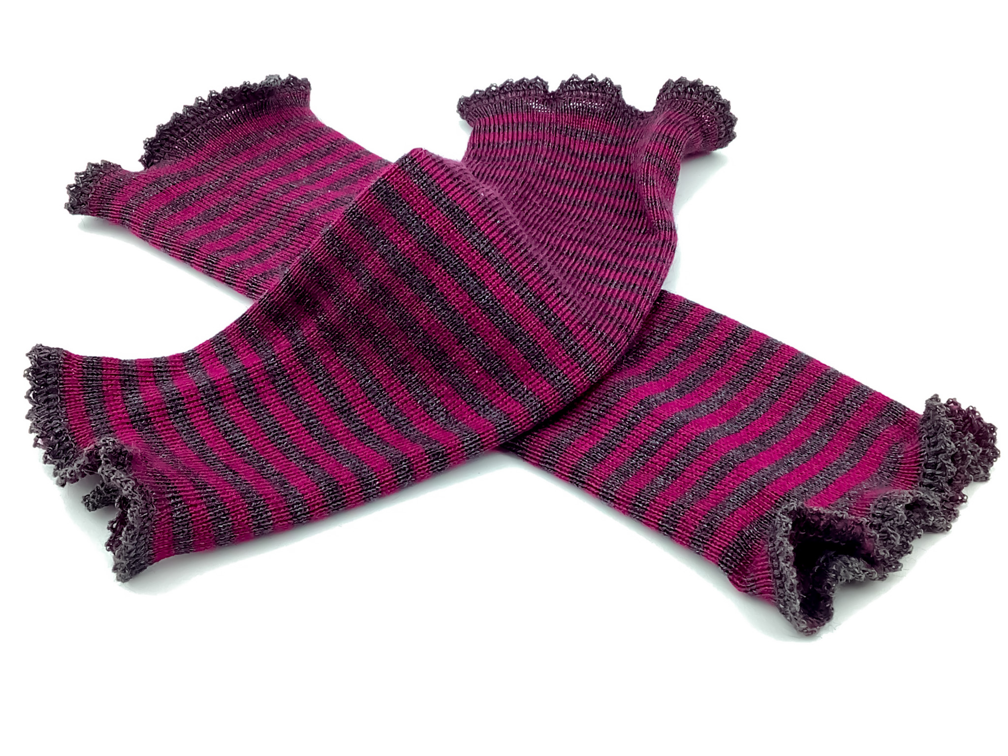 Stilvolle gestreifte Stulpen in Pink und Grau Stilvolle gestrickte Stulpen in pink und grau gestreift, perfekt für kühle Tage