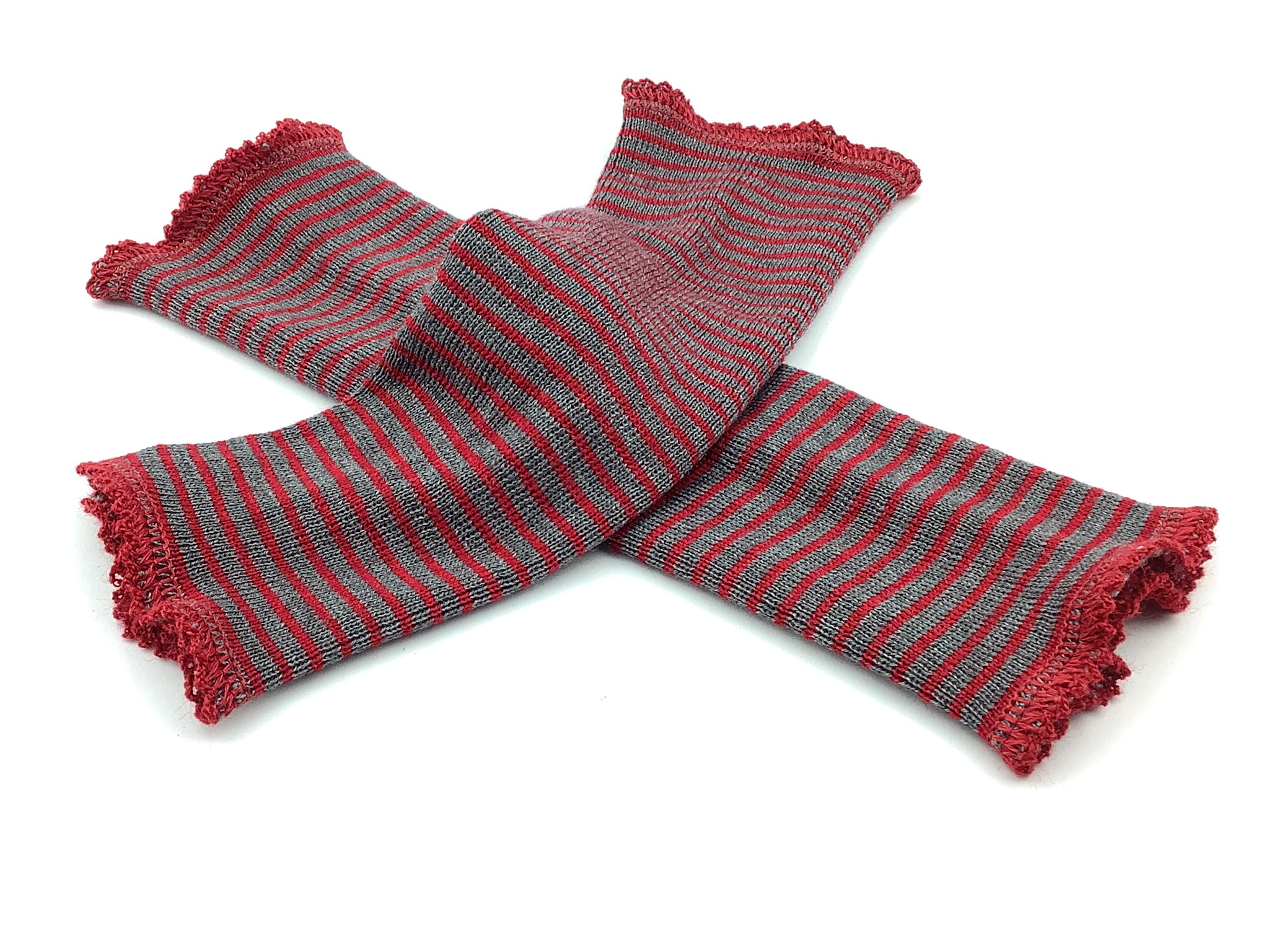 Ein Paar rot-grau gestreifte Armstulpen mit Spitzenkante