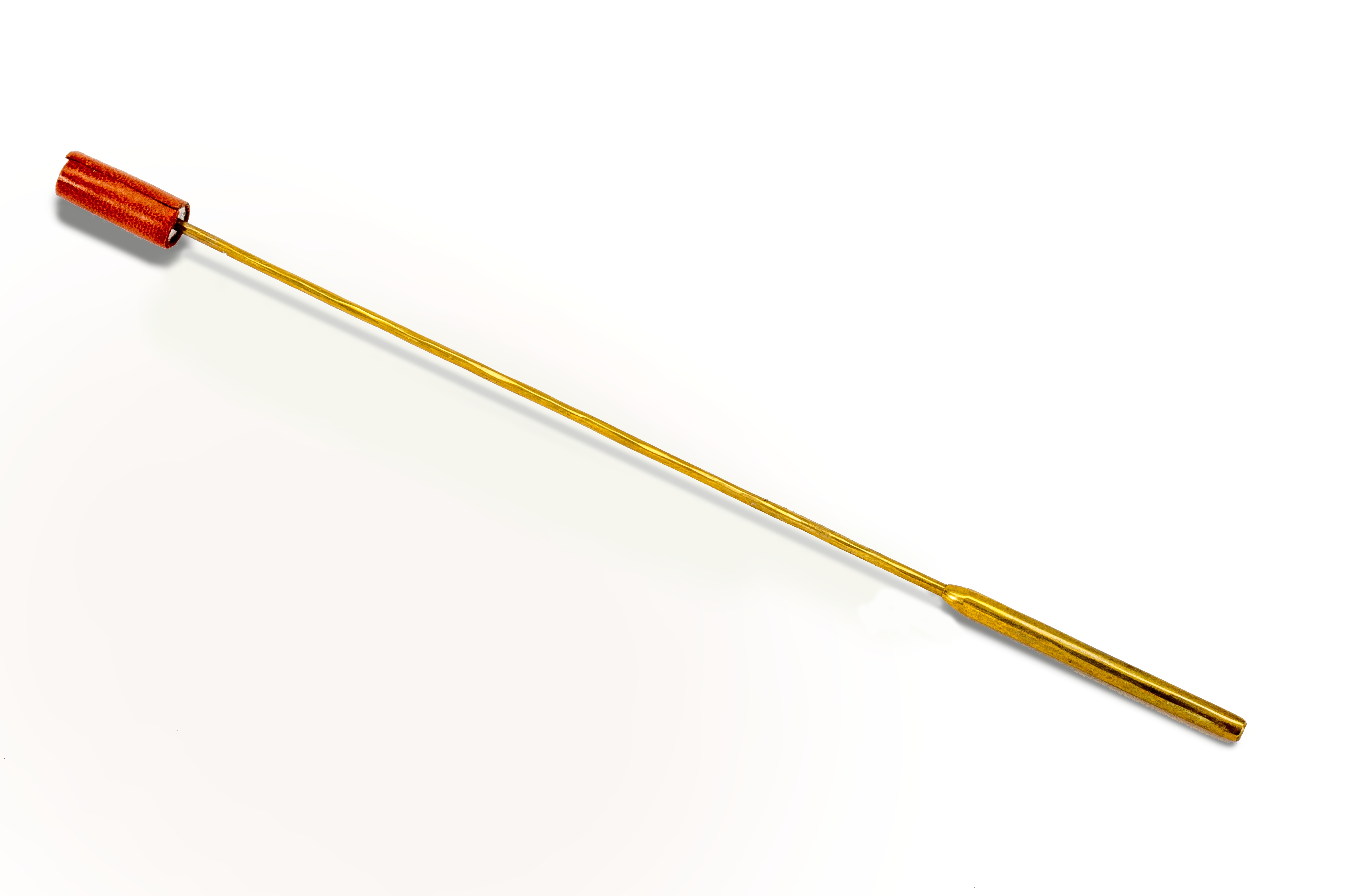 Langer goldener Metallstab mit rotem Griff auf weißem Hintergrund