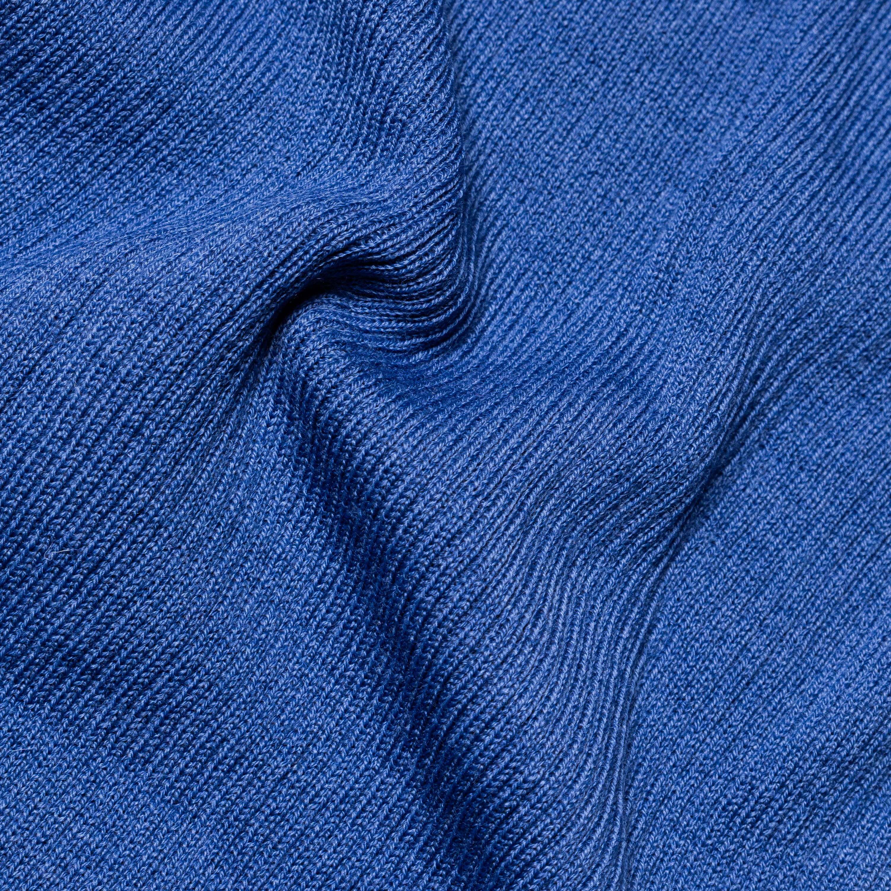 Detaillierte Ansicht eines blauen Strickstoffs mit feiner Textur