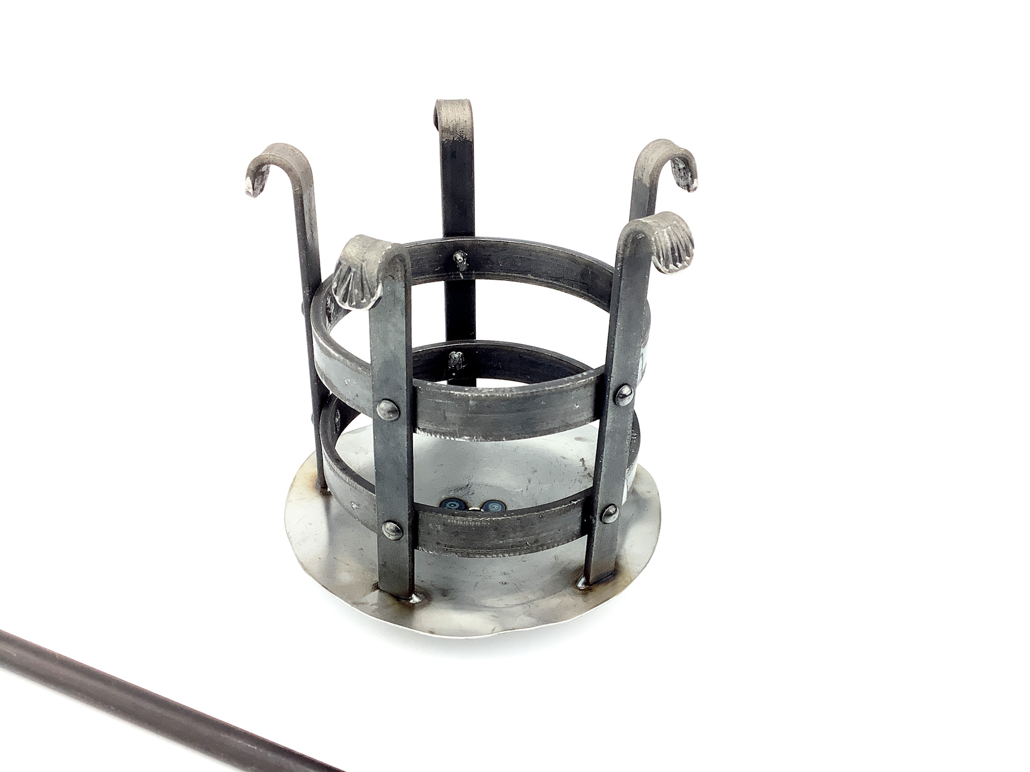 Stilvolle Metallkerzenhalter für stimmungsvolle Beleuchtung Runder Metallkerzenhalter mit Haken und dekorativem Design