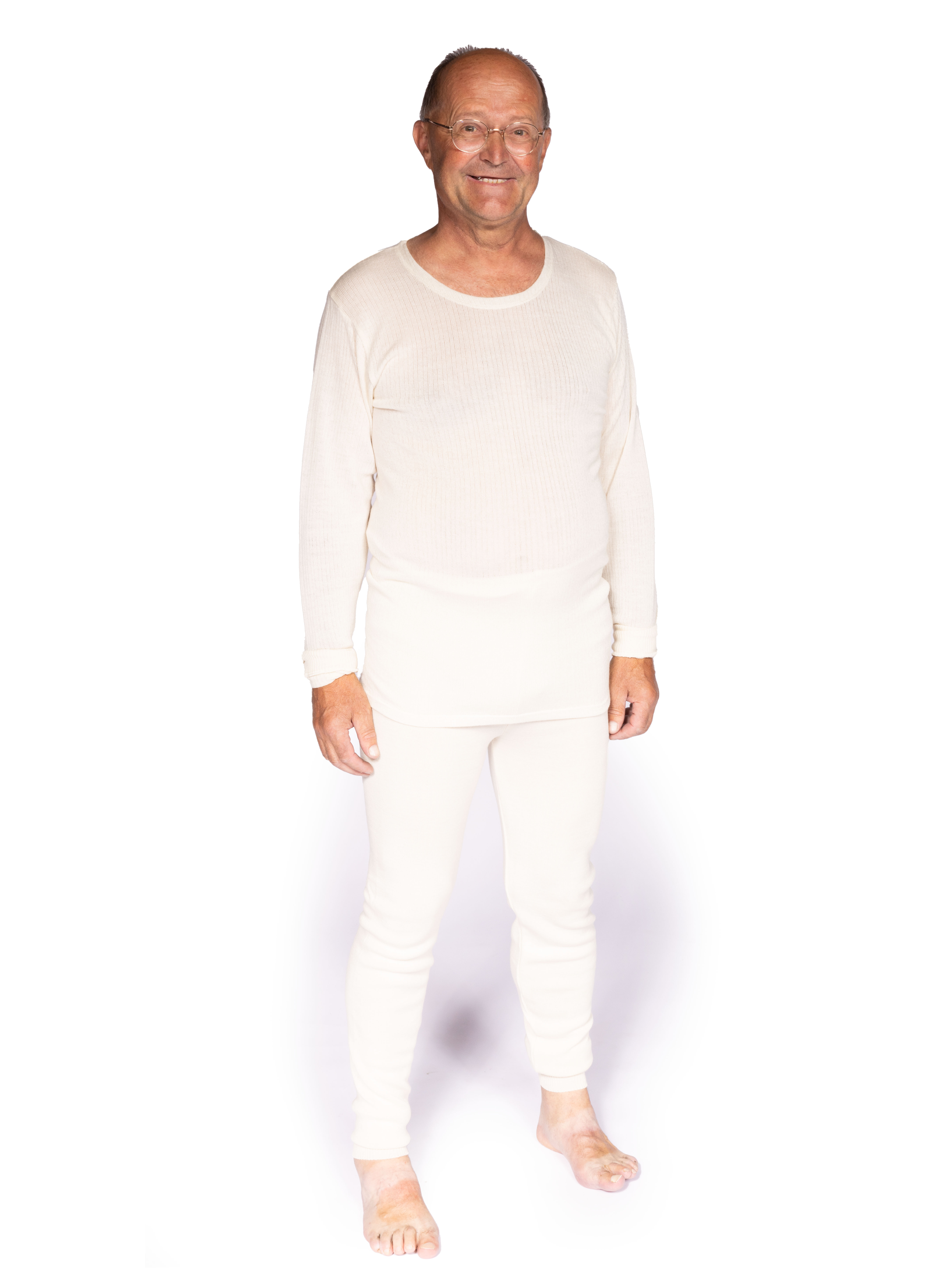 Warme Thermo-Unterwäsche für Herren Ein älterer Mann trägt weiße Thermo-Unterwäsche, bestehend aus Langarmshirt und Hose, auf weißem Hintergrund.