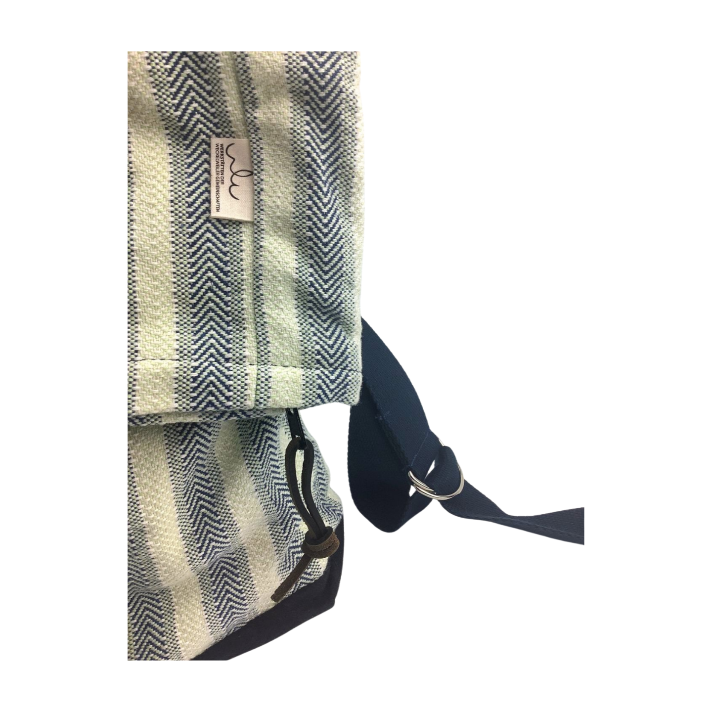 Gestreifter Rucksack mit blauen und beigen Chevron-Muster Detailaufnahme eines gestreiften Rucksacks mit Chevron-Muster in Blau und Beige