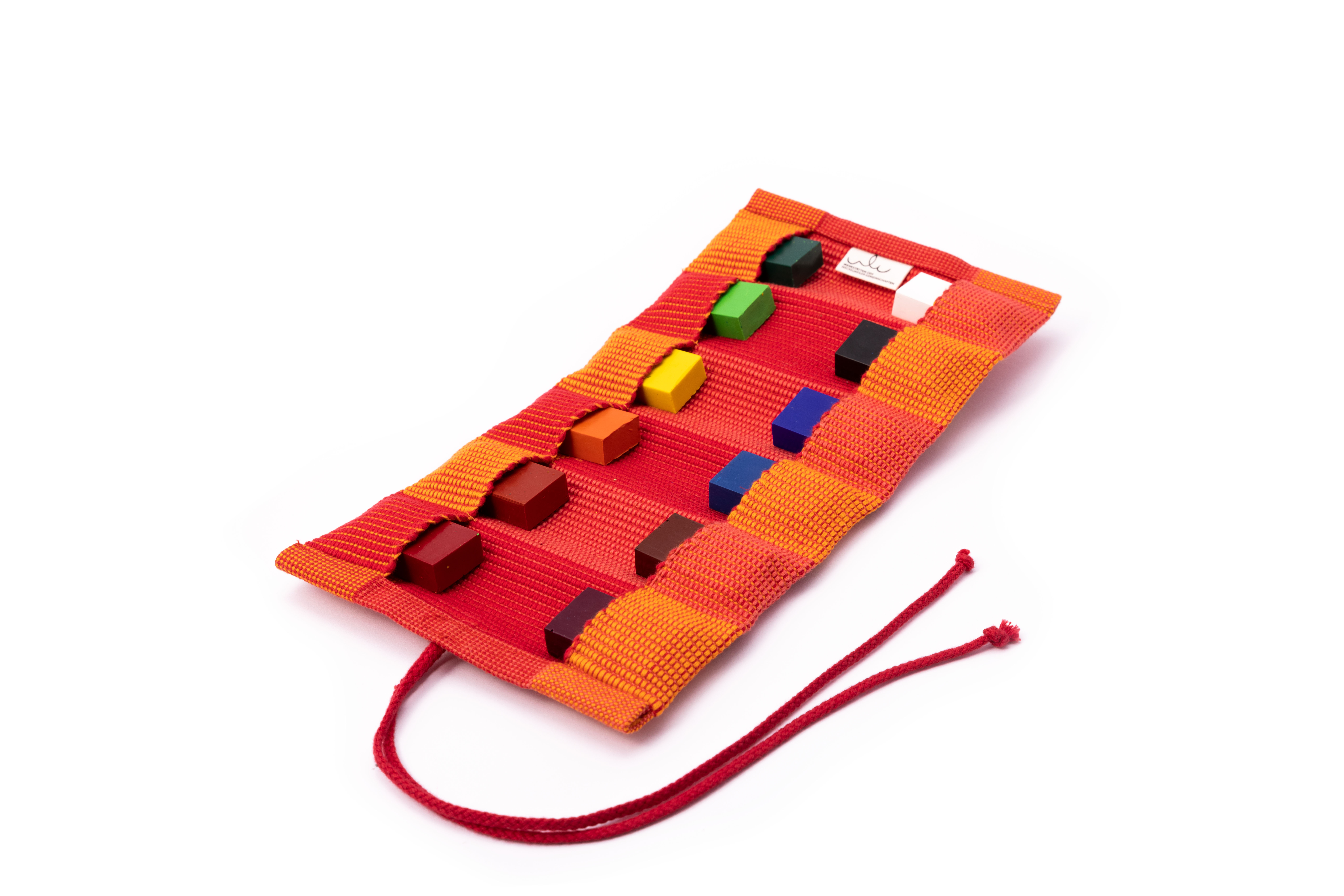 Bunte Spielmatte mit verschiedenen Farben und Mustern Eine rote Stoffmatte mit bunten Quadraten, die wie Bauklötze aussehen