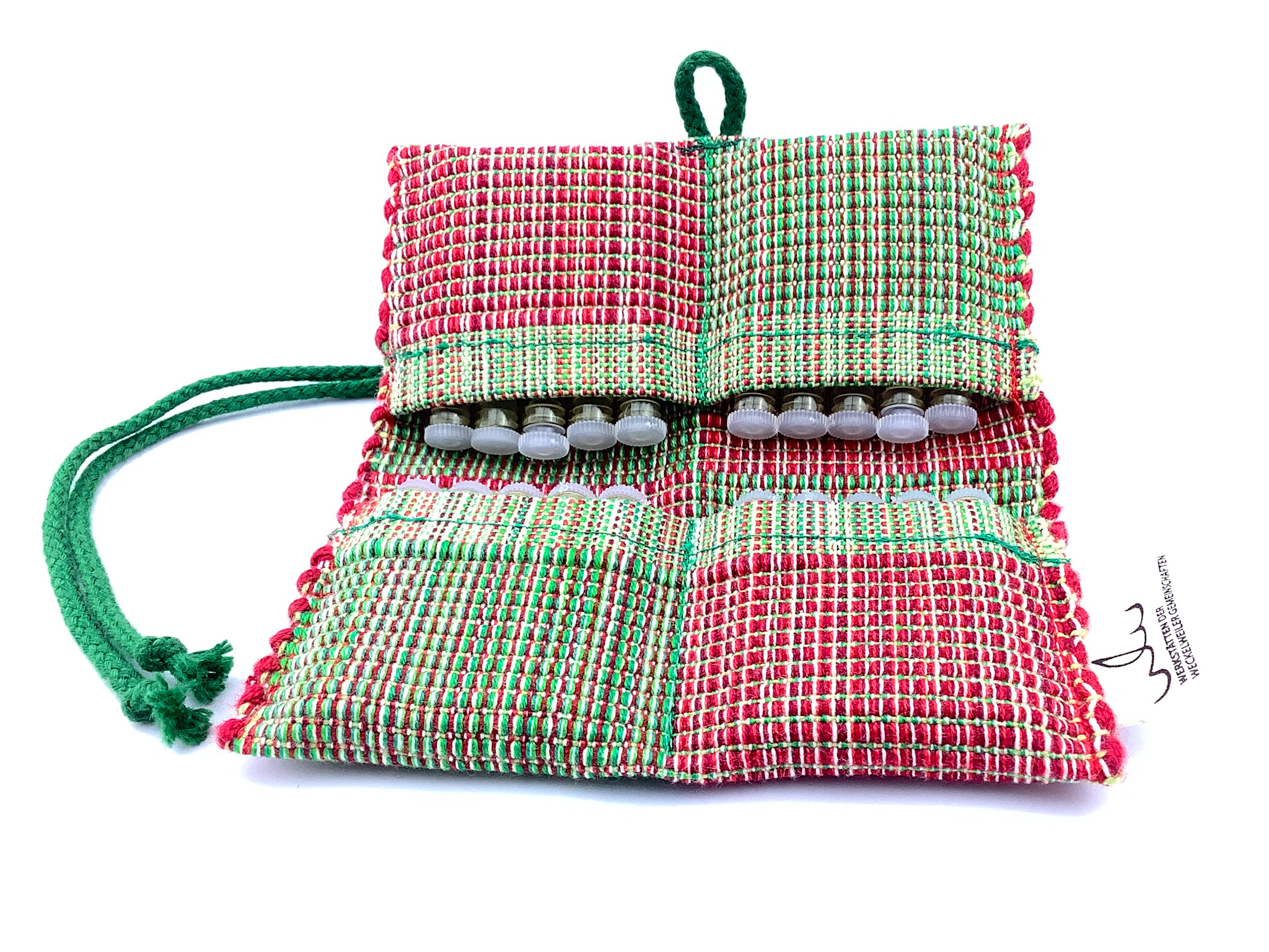 Handgefertigte bunte Stofftasche mit kleinen Flaschen Eine handgefertigte, bunte Tasche aus Stoff mit kleinen Flaschen in Fächern
