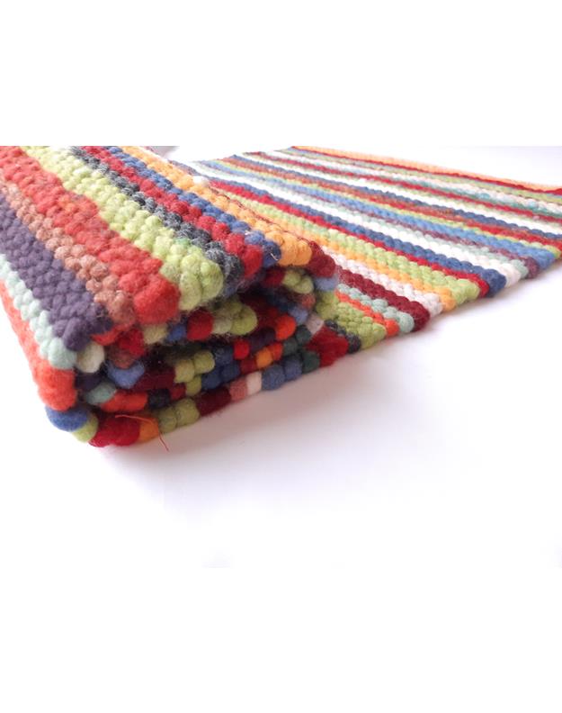 Bunte gestrickte Decke aus weicher Wolle Gestrickte Decke in verschiedenen Farben und Streifen, aus weichem Wollmaterial
