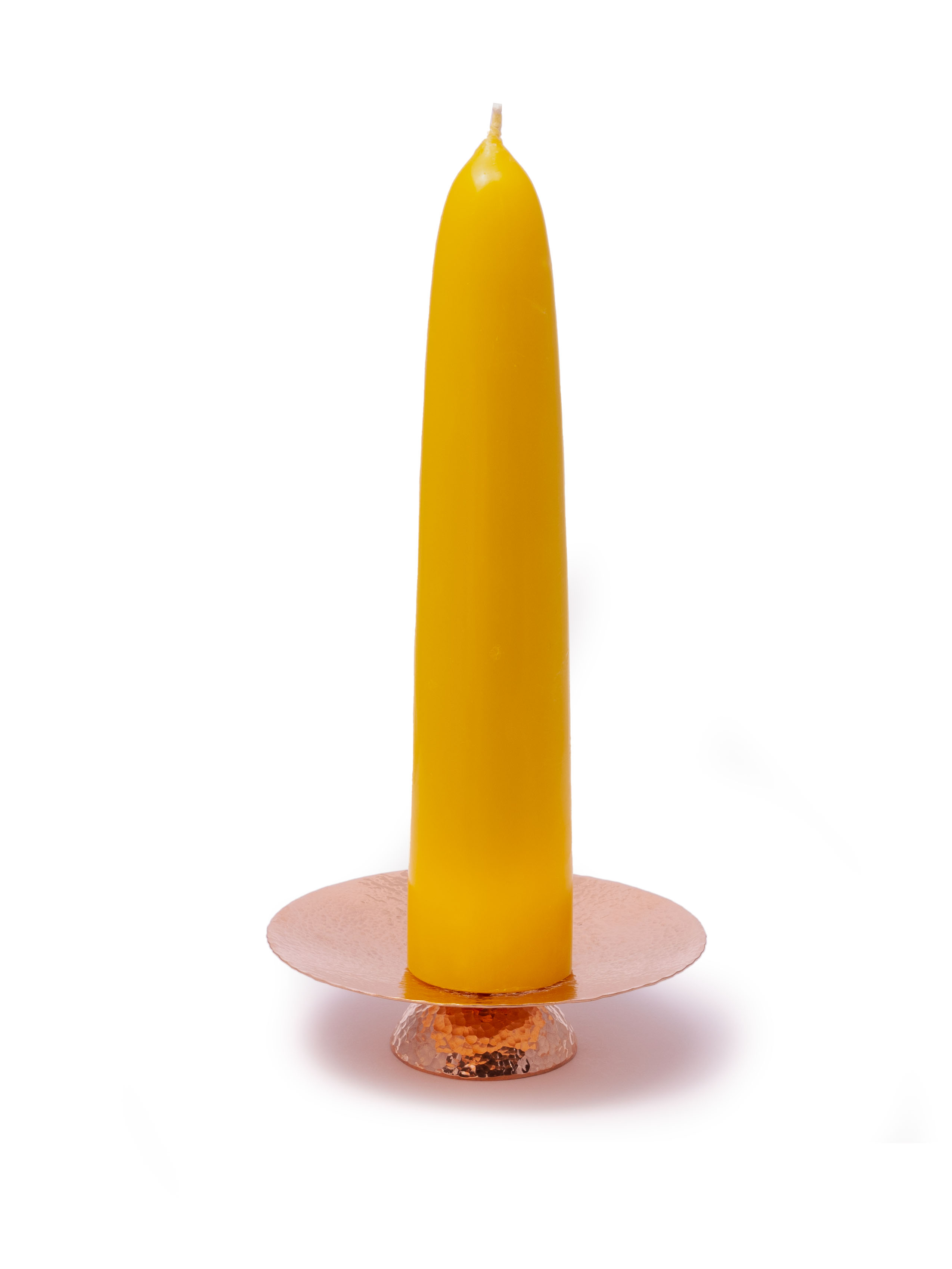 Gelbe Kerze auf Kupferteller Gelbe Kerze auf einem eleganten Kupferteller, isoliert auf weißem Hintergrund