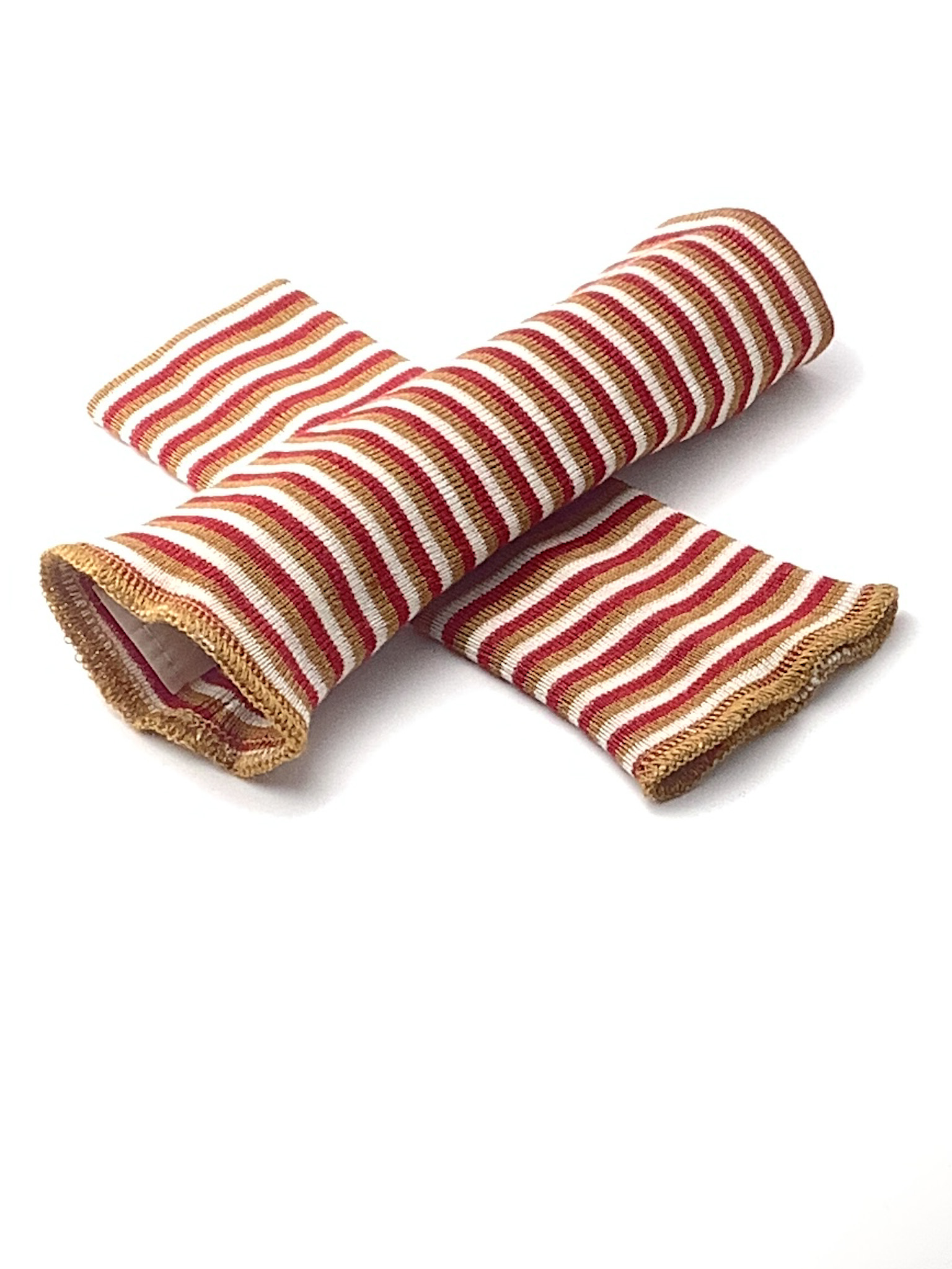 Gestreifte Pulswärmer in Rot und Weiß Zwei gestreifte Pulswärmer in Rot und Weiß auf weißem Hintergrund