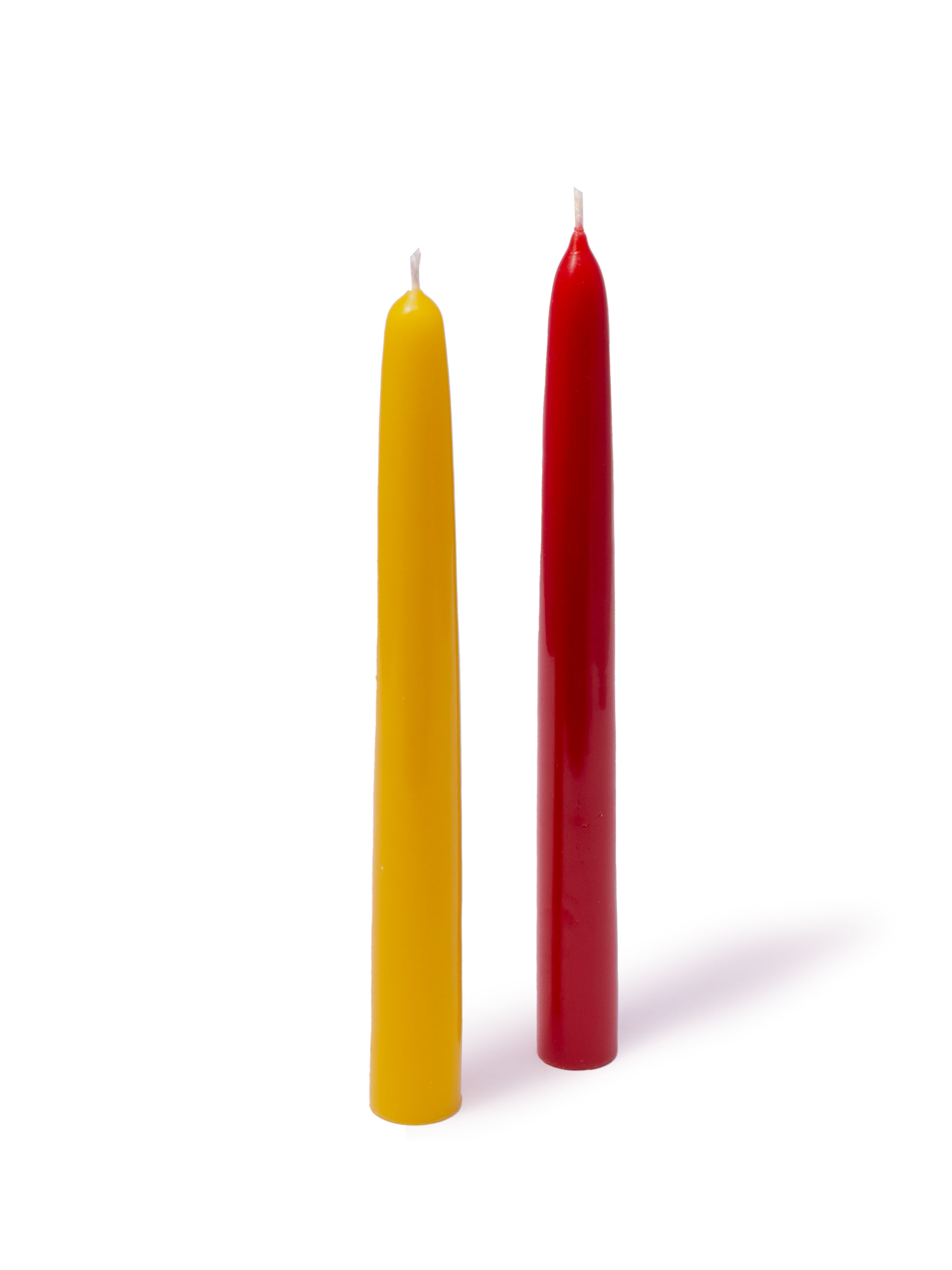 Set mit zwei Stabkerzen in Rot und Gelb Zwei Stabkerzen, eine rote und eine gelbe, auf weißem Hintergrund