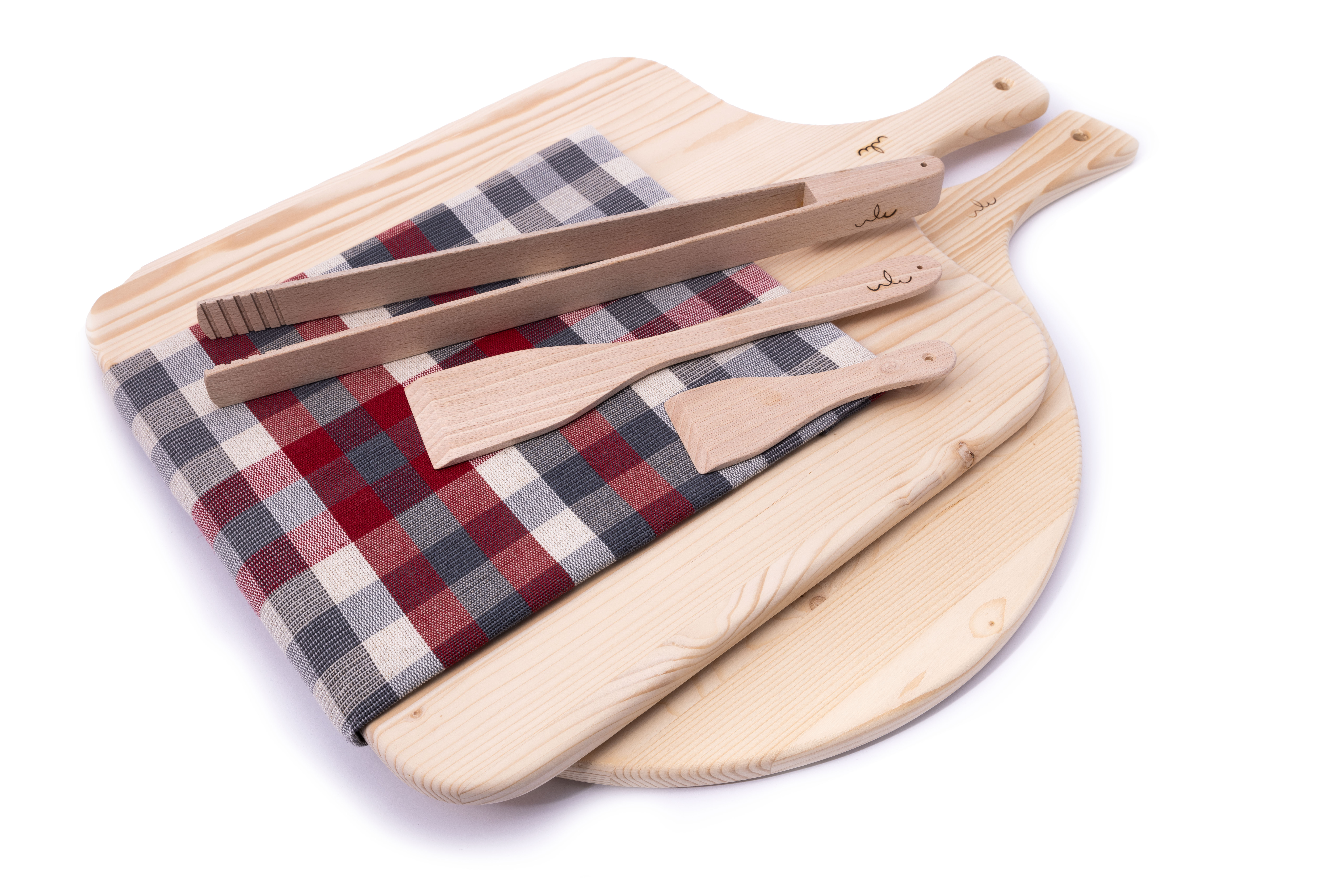 Set aus Holz-Küchenutensilien und kariertem Küchentuch Drei Schneidebretter aus Holz, zwei Holzkochlöffel und ein kariertes Küchentuch