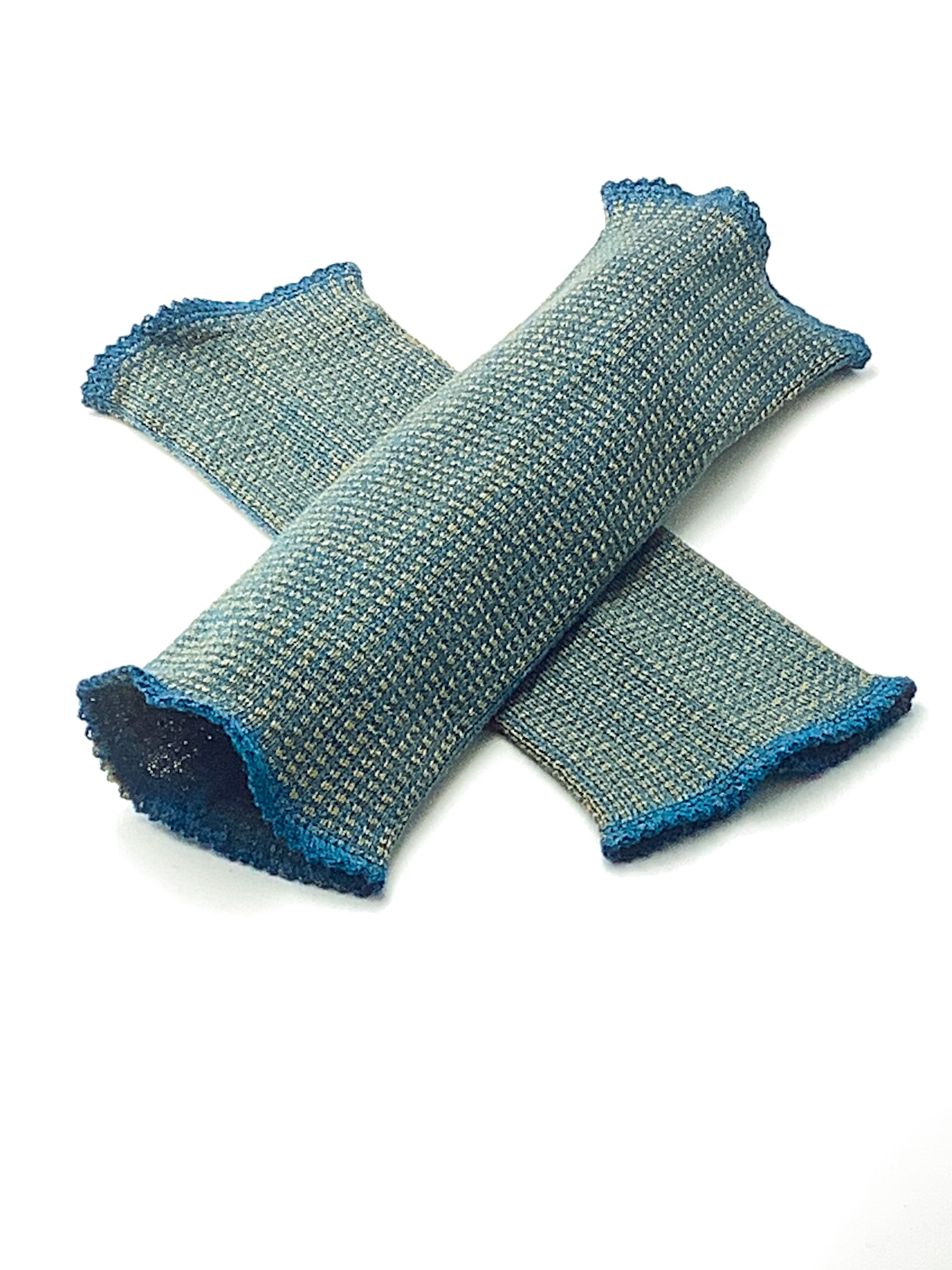 Handgefertigte gestrickte Stulpen in Blau Zwei handgefertigte blaue gestrickte Stulpen auf weißem Hintergrund