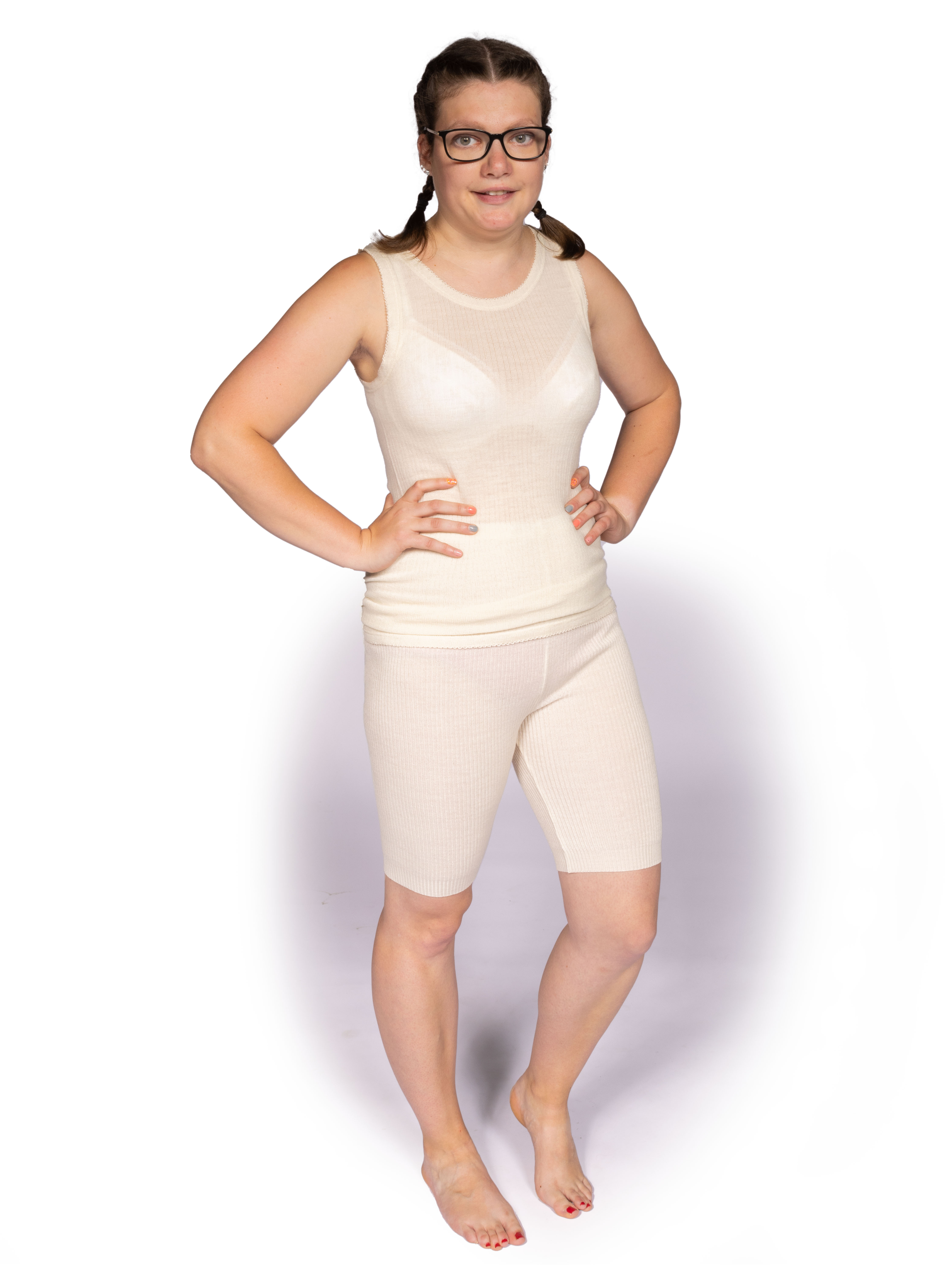 Bequeme Damenunterwäsche in Beige Frau in bequemer, beige-farbener Damenunterwäsche aus feinem Stoff