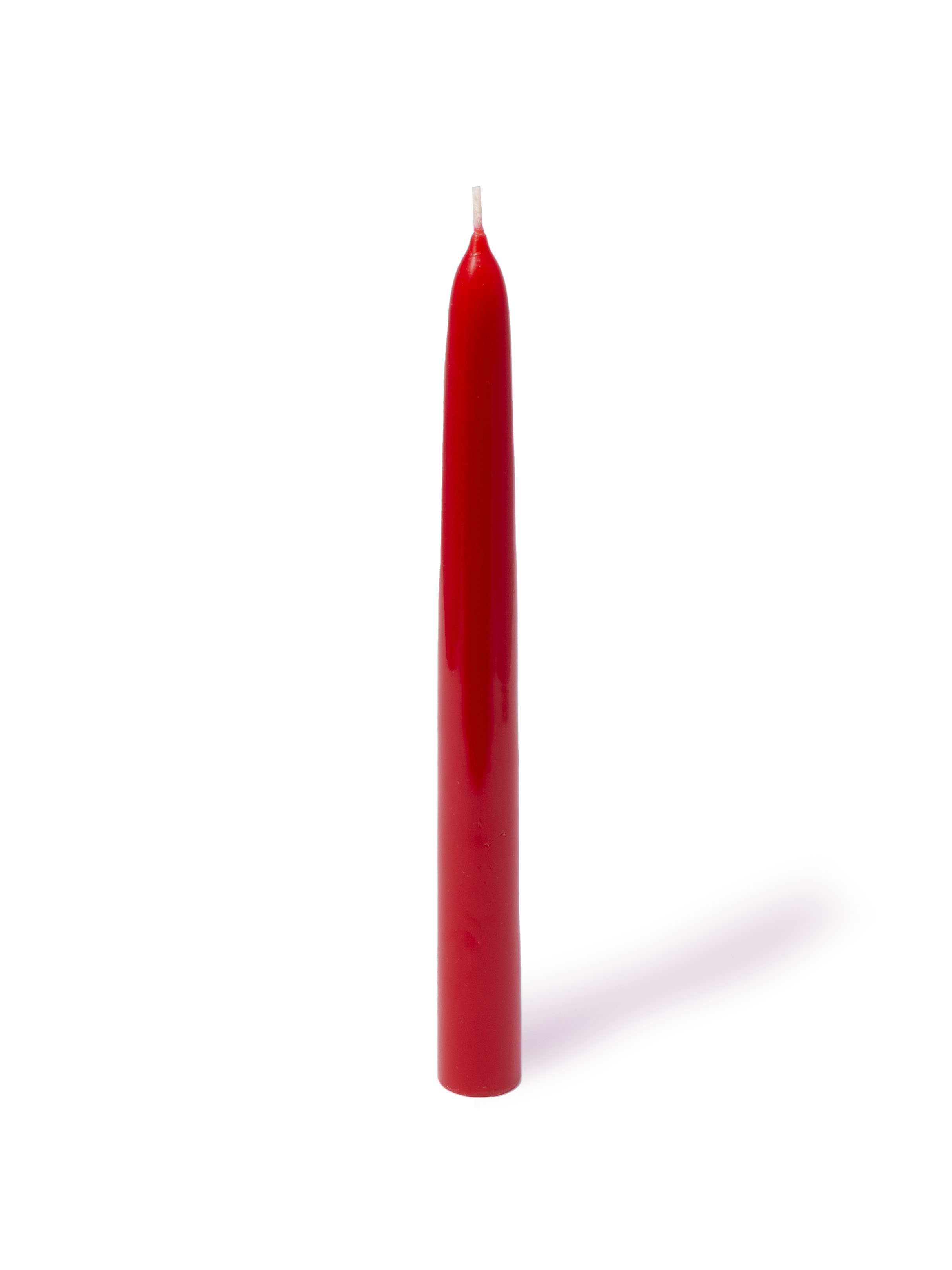 Rote Stabkerze – elegante Dekoration für besondere Anlässe Rote Stabkerze auf weißem Hintergrund, ideal für festliche Dekorationen und gemütliche Abende