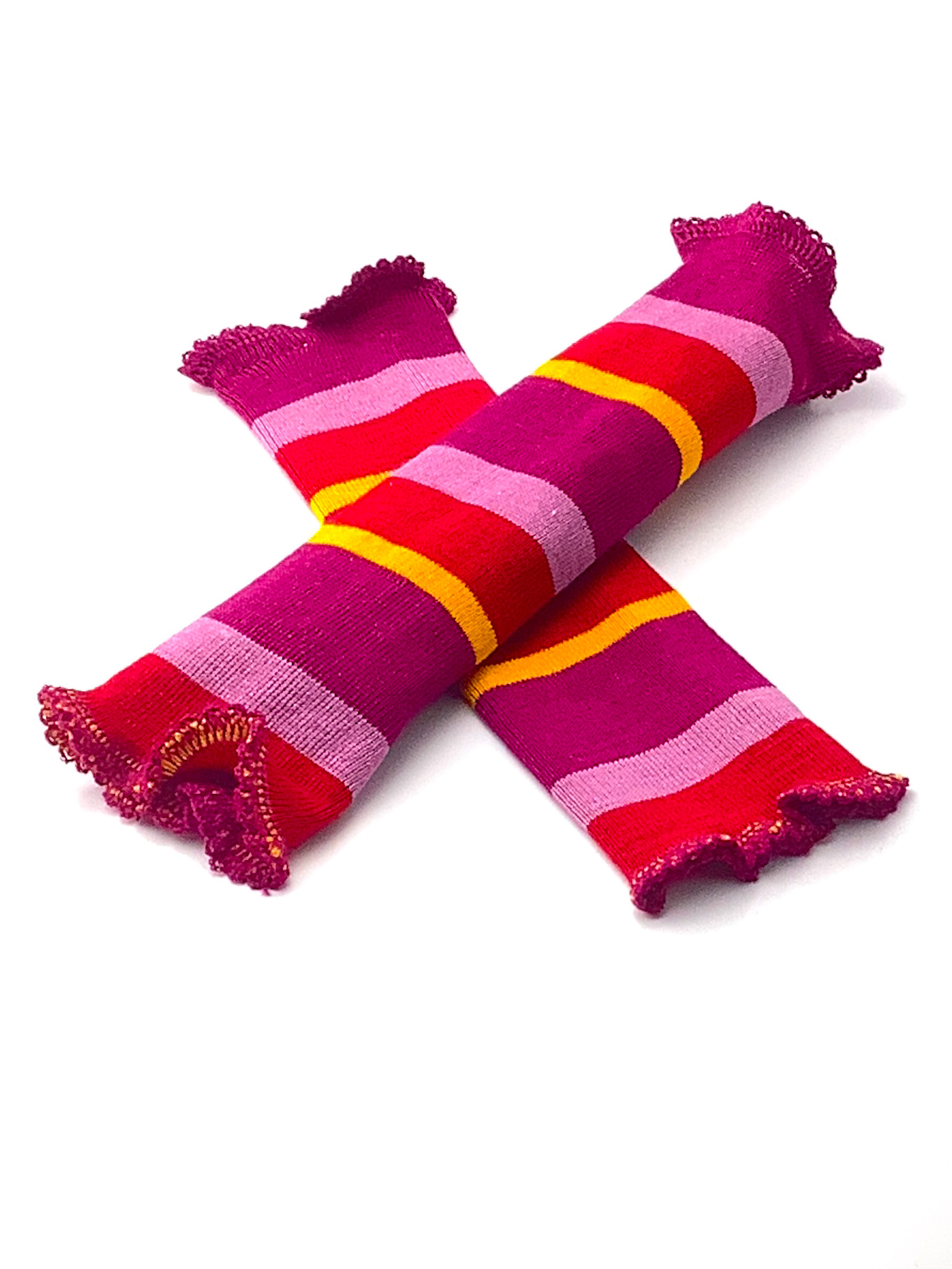 Bunte gestreifte Armstulpen mit Rüschenrand Bunte gestreifte Armstulpen in Pink, Rot und Gelb mit Rüschenrand