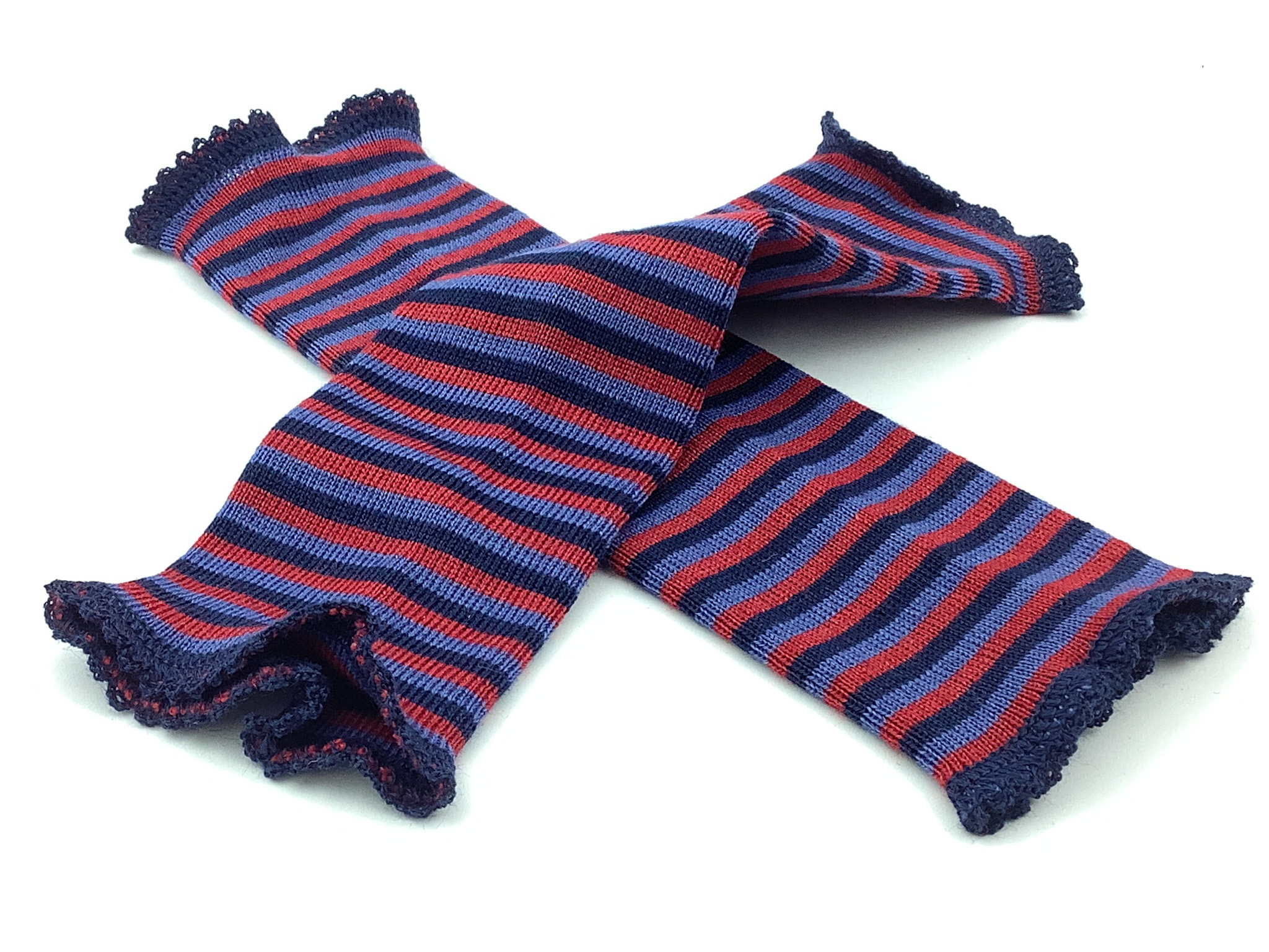 Gestreifte Armstulpen in Blau und Rot aus weichem Material