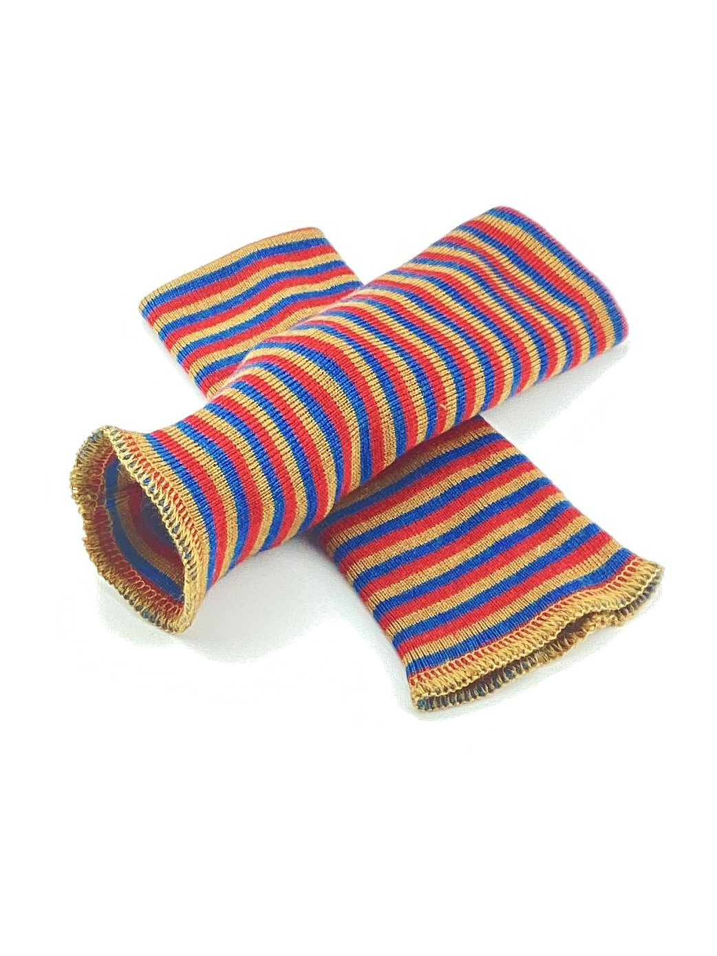 Bunte gestreifte Pulswärmer aus Strick Bunte gestreifte Pulswärmer aus Strick in Rot, Blau und Gelb auf weißem Hintergrund