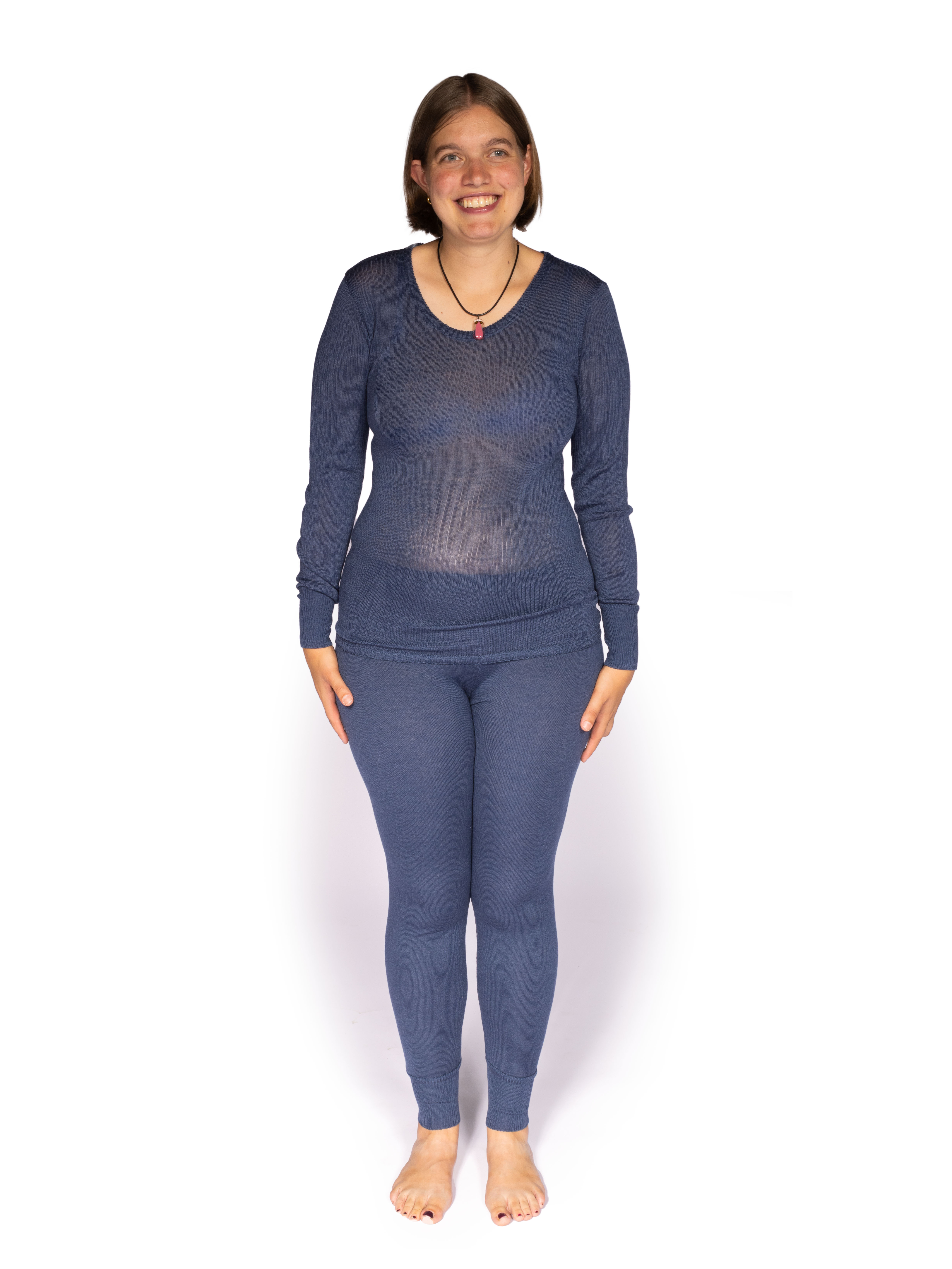 Frau trägt blaues Damenwäsche-Set bestehend aus Langarmshirt und Leggings