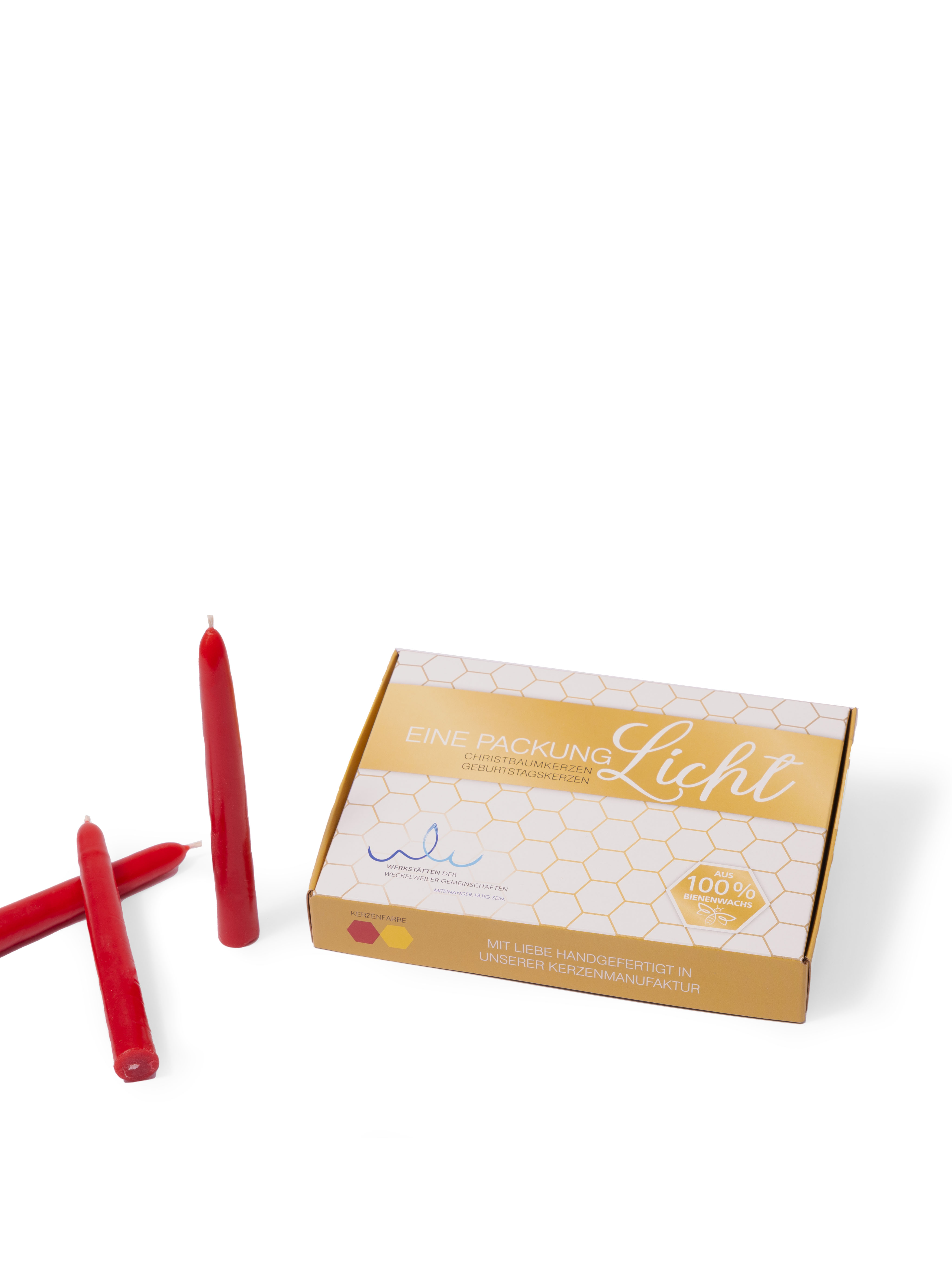 Rote Christbaum- und Geburtstagskerzen aus Bienenwachs Eine Verpackung mit roten Christbaum- und Geburtstagskerzen aus 100% Bienenwachs, handgefertigt in einer Kerzenmanufaktur.