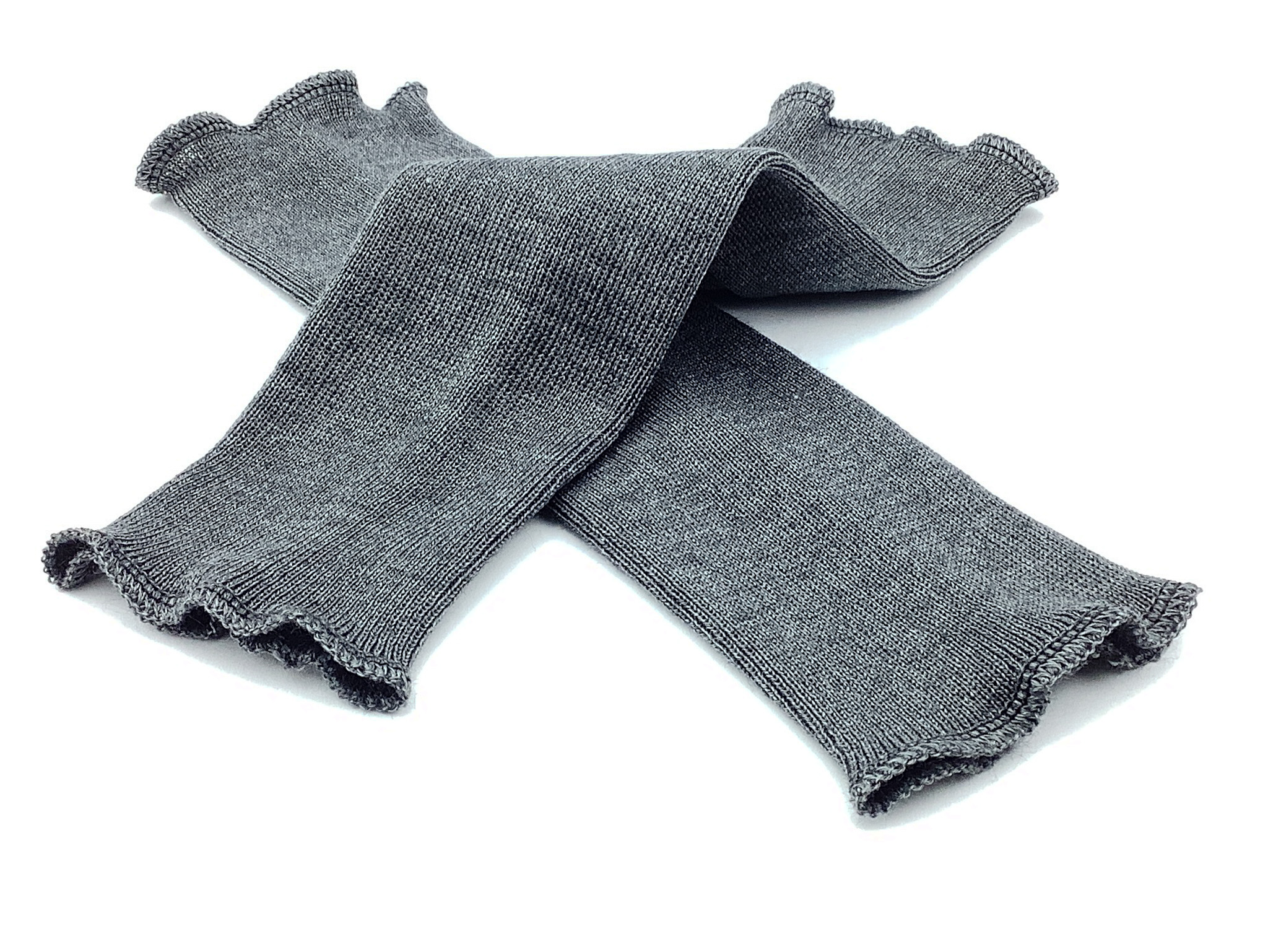 Ein Paar graue gestrickte Armstulpen mit dekorativem Rüschenrand