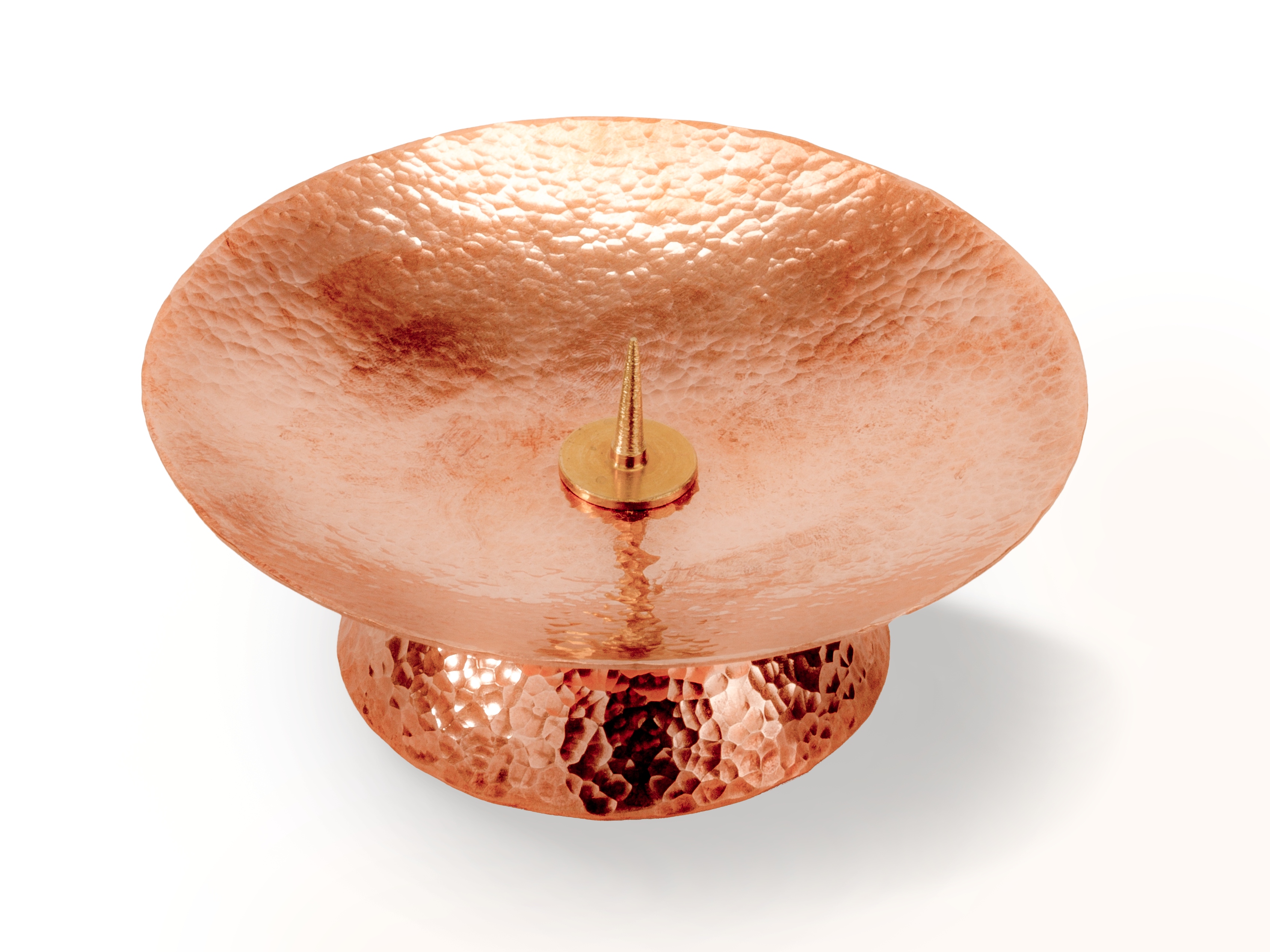 Elegante, handgefertigte Kupferschale mit Hammerschlag-Design Handgetriebene Kupferschale mit Hammerschlag-Optik auf weißem Hintergrund