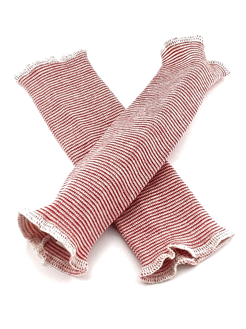 Gestreifte Stoffmanschetten in Rot und Weiß Zwei rot-weiß gestreifte Stoffmanschetten liegen überkreuzt auf weißem Hintergrund