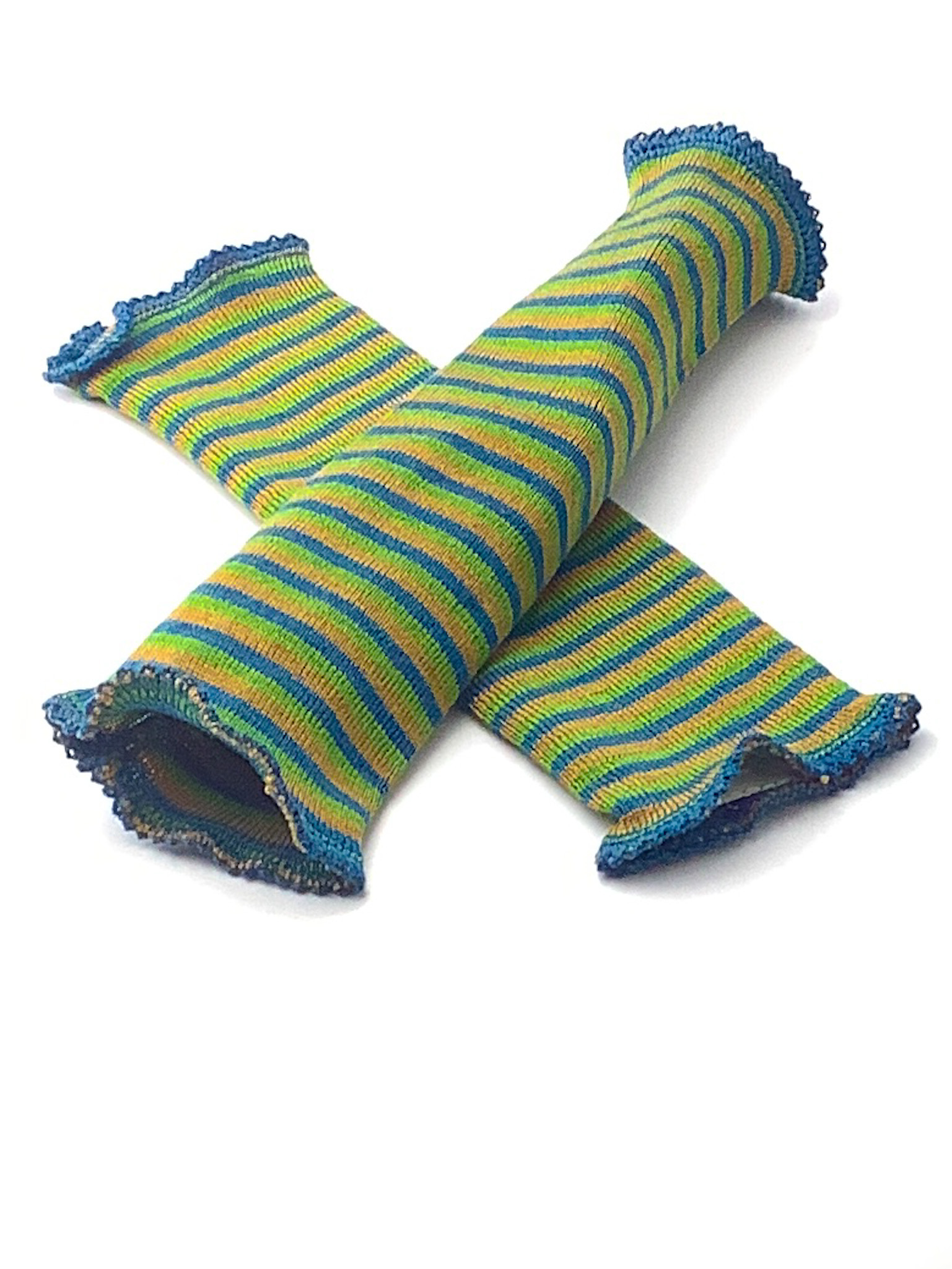 Bunte gestreifte Armstulpen aus Baumwolle Zwei bunte, gestreifte Armstulpen aus Baumwolle in Blau- und Grüntönen, auf weißem Hintergrund.