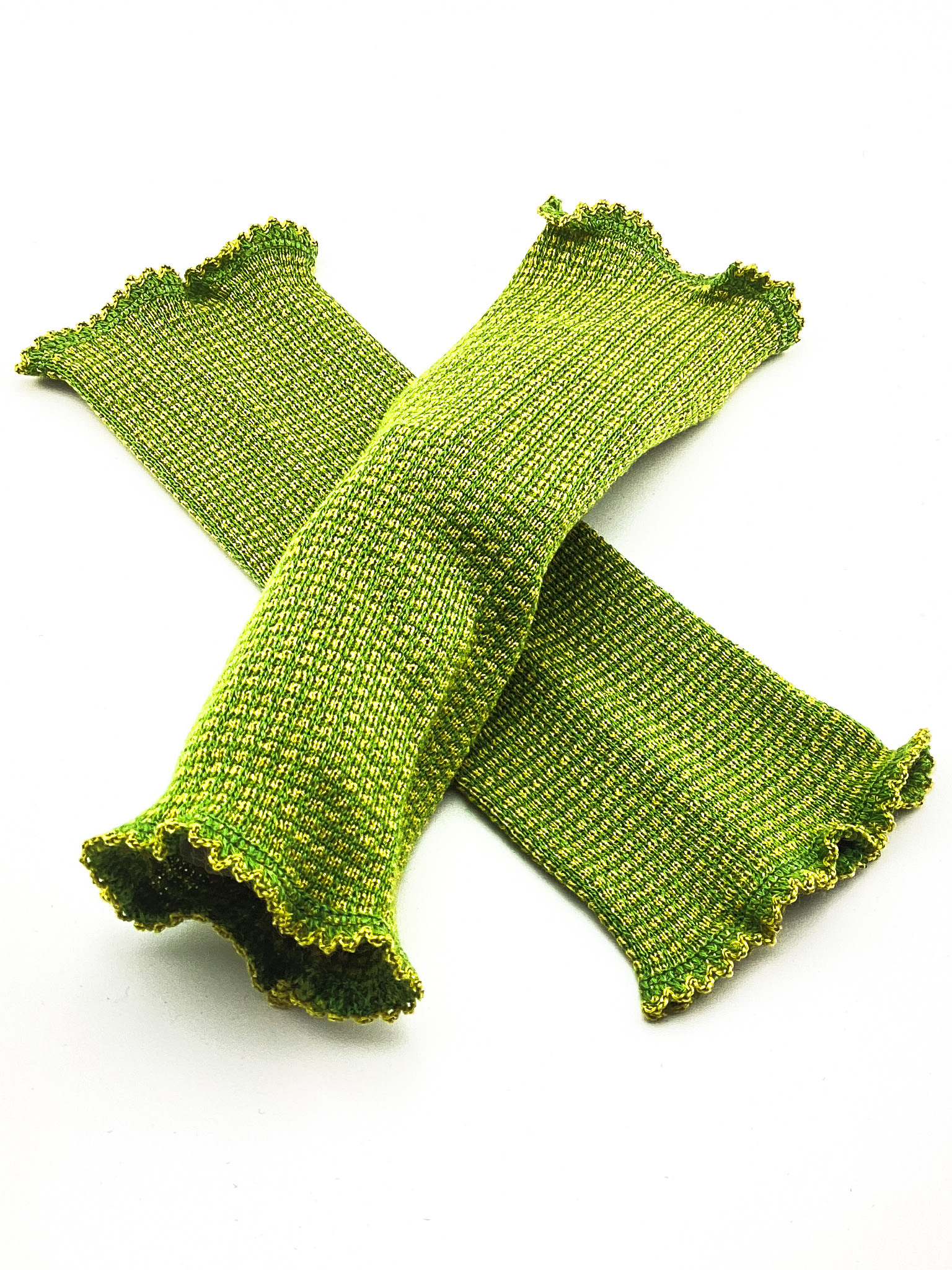 Lange grüne Pulswärmer mit Rüschen Paar grüner gestrickter Pulswärmer mit Rüschenabschluss