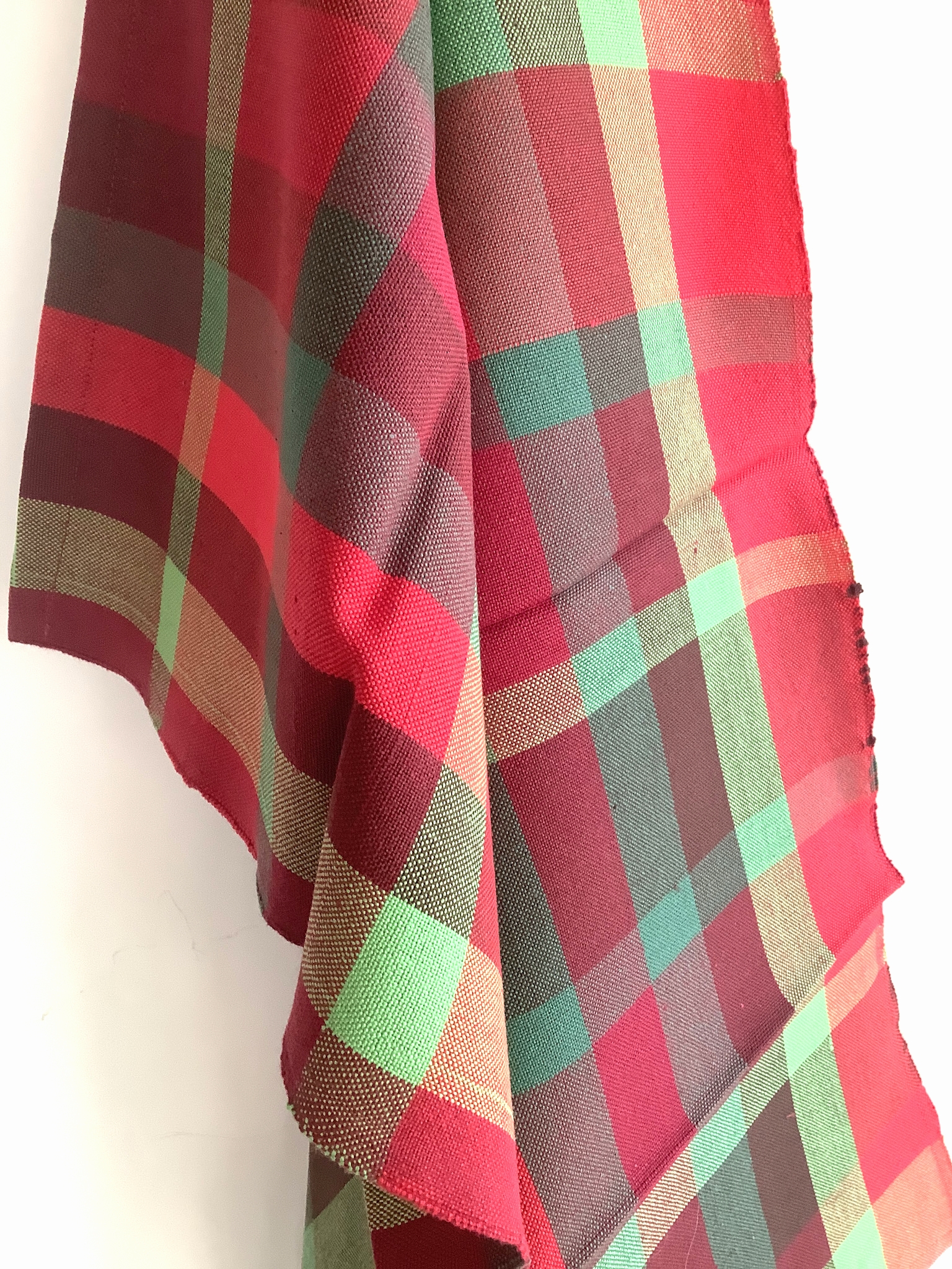Nahaufnahme eines rot-grünen karierten Baumwollstoffes im klassischen Tartan-Muster, ideal für Kleidung, Deko und Accessoires