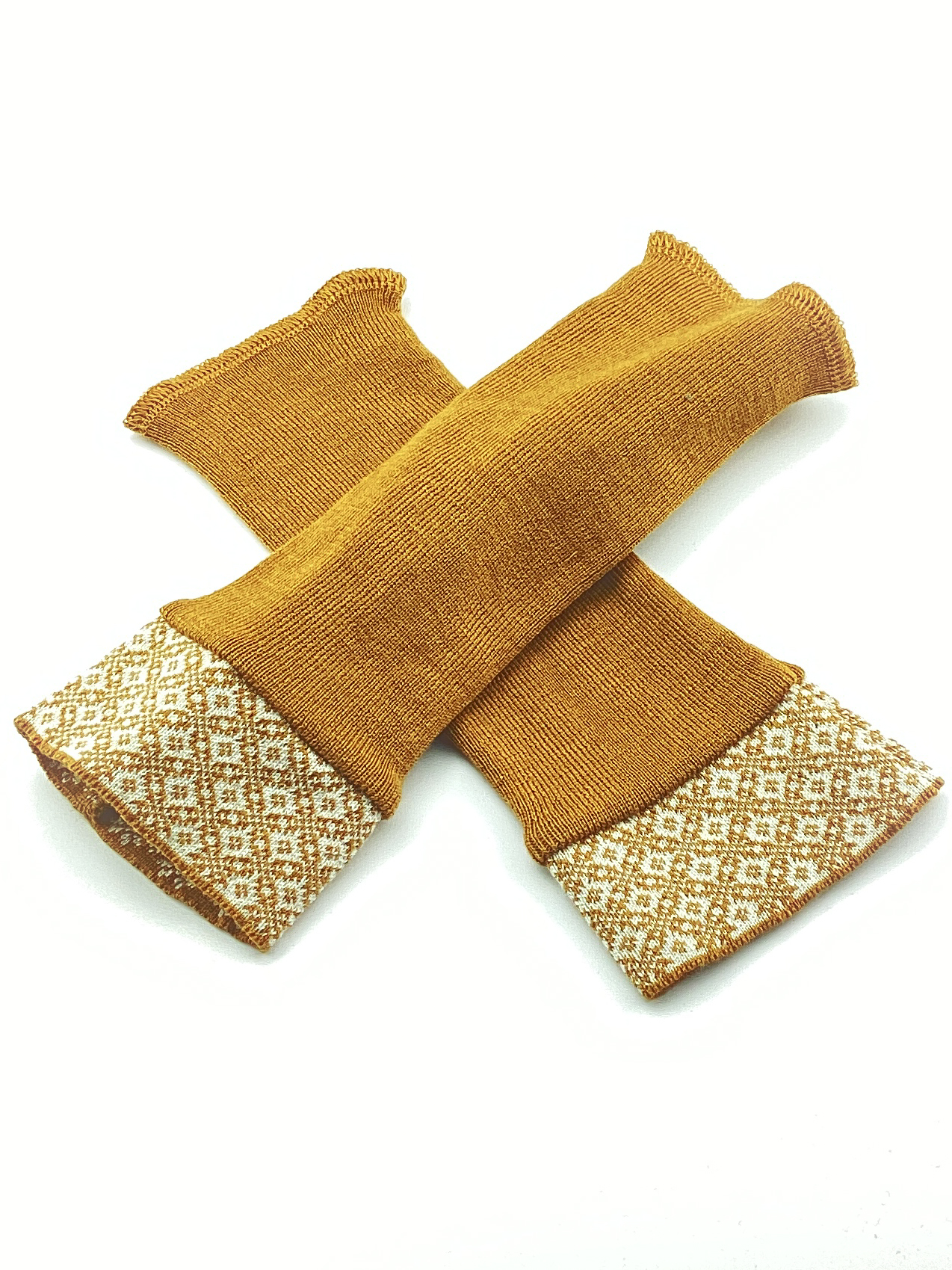 Warme, gestrickte Armstulpen in Braun mit Muster Zwei braune gestrickte Armstulpen mit weißem Muster auf hellem Hintergrund