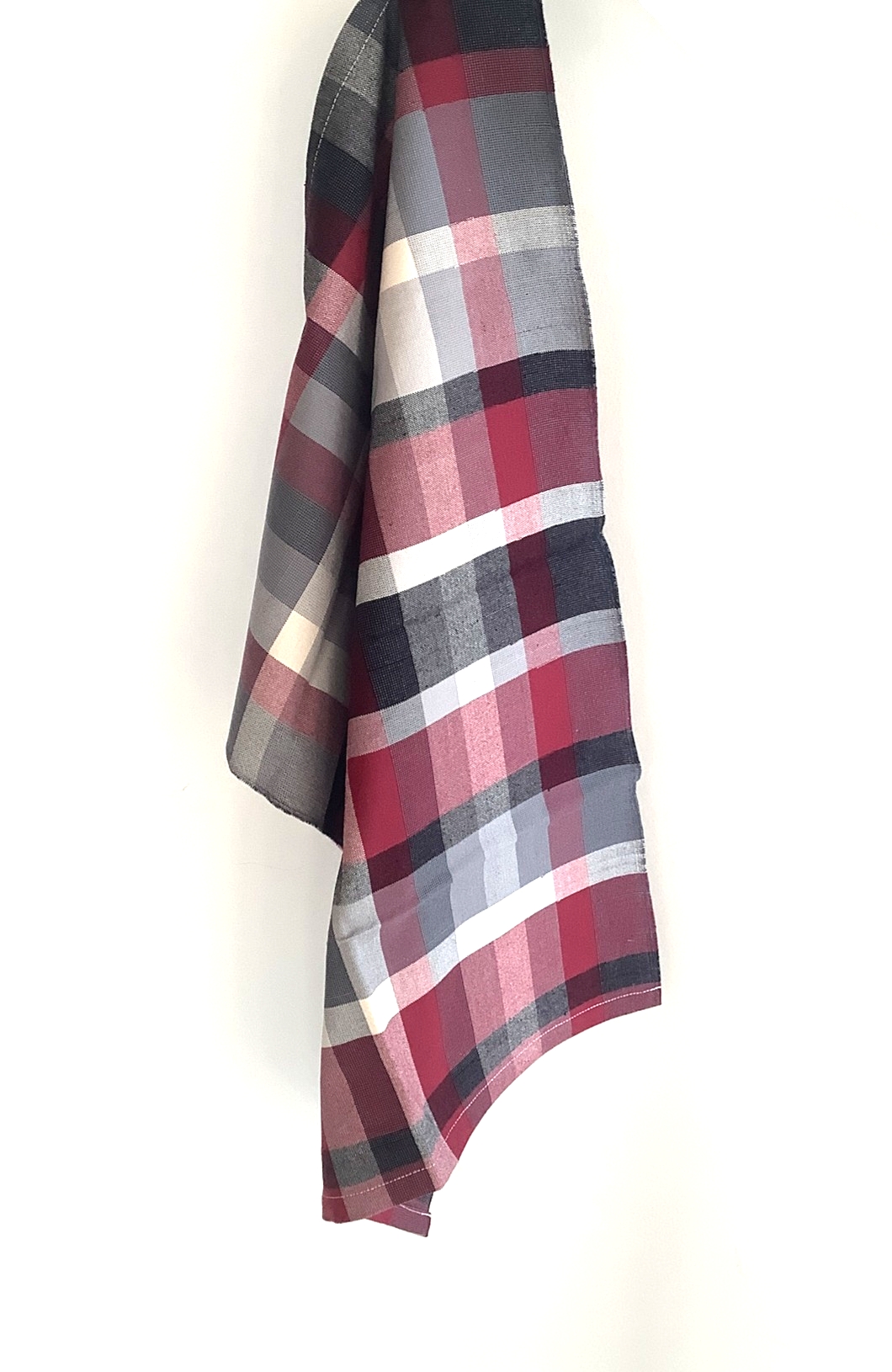 Aufgehängtes kariertes Küchenhandtuch in Rot-, Grau- und Weißtönen aus Baumwollstoff