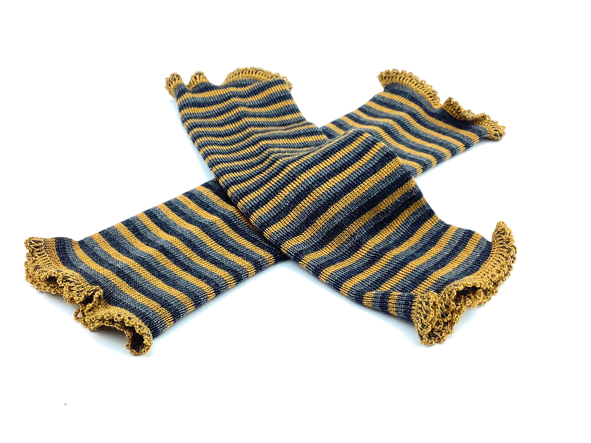 Warme gestreifte Armstulpen aus Wolle in Blau und Gelb mit dekorativem Rand